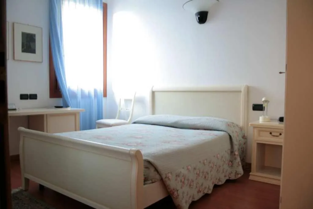 Decorative detail, Bed in Hotel Ristorante La Rua