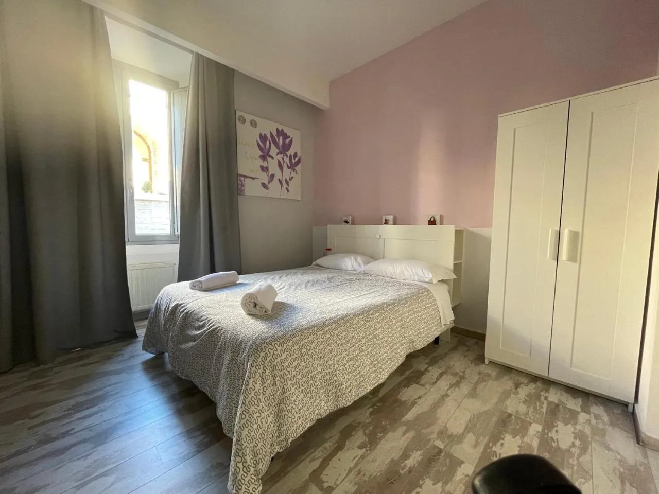 Photo of the whole room, Bed in Moshi Moshi