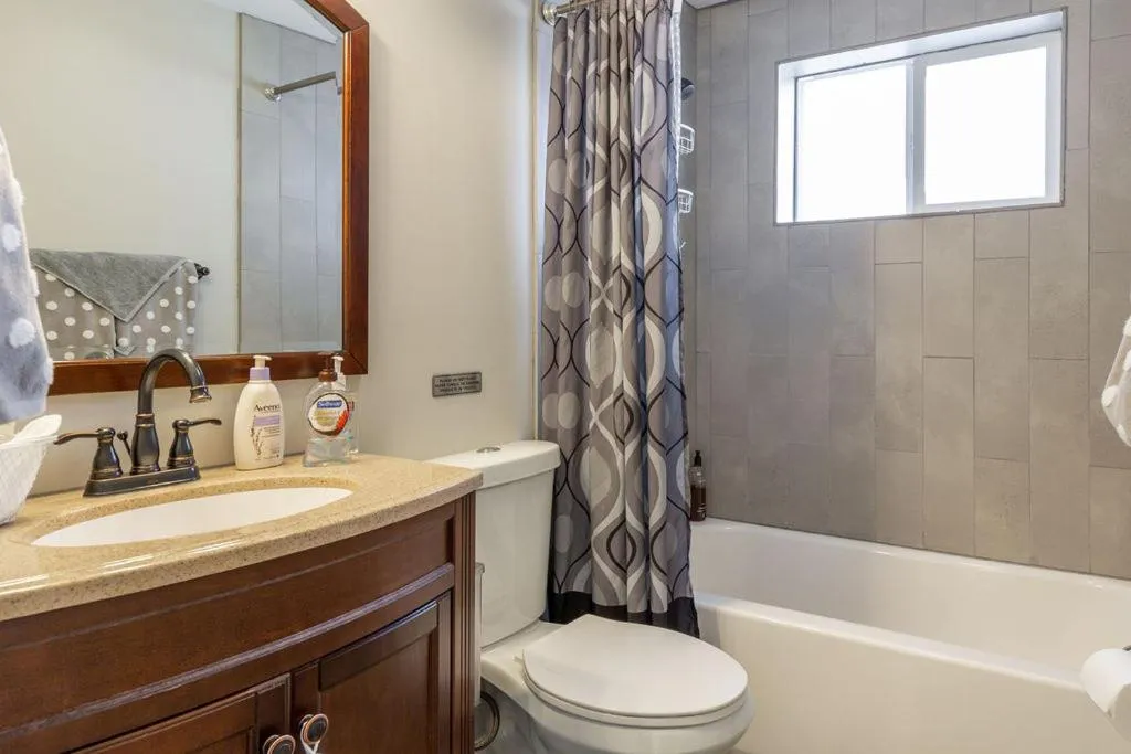 Bathroom in Fly Away Home