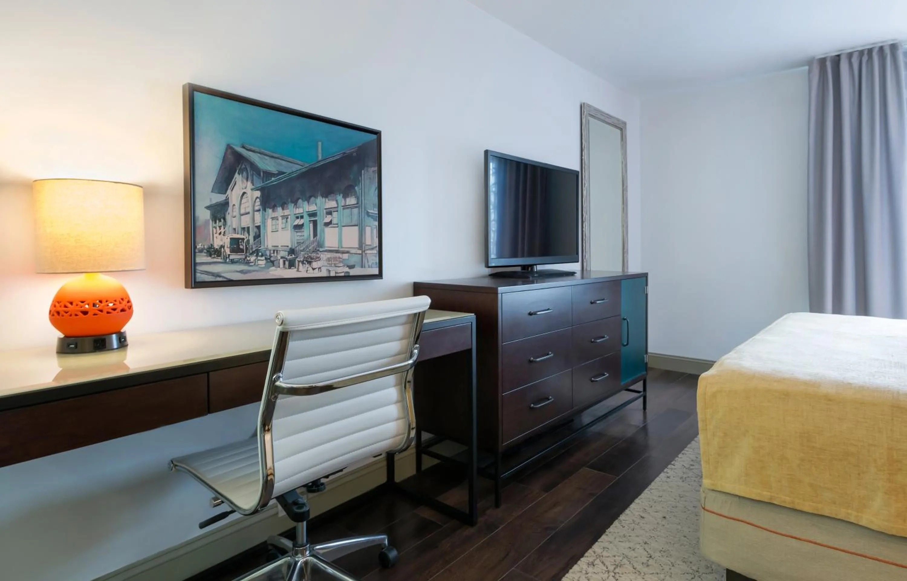 Photo of the whole room, Bed in Hotel Indigo Savannah Historic District by IHG