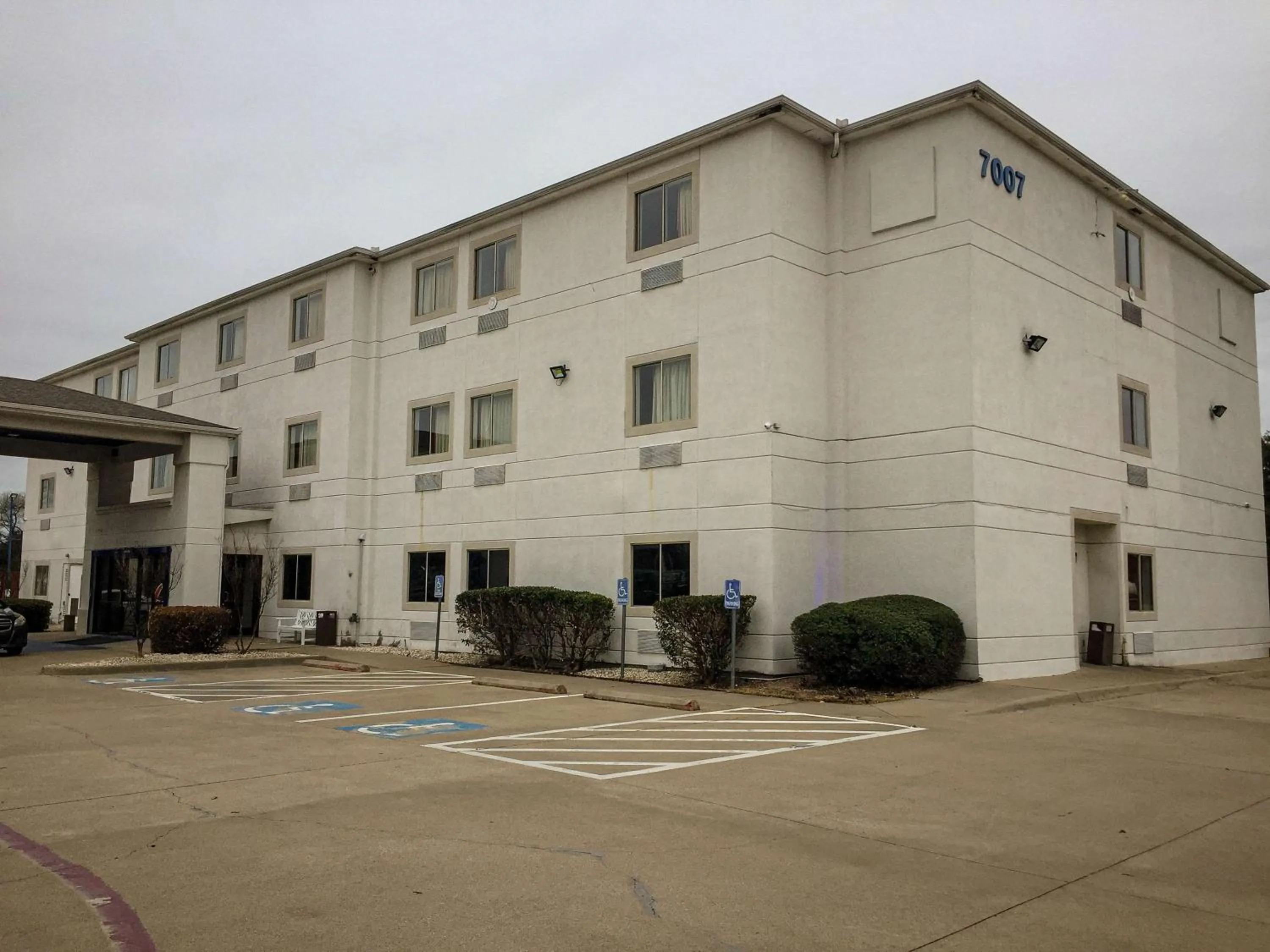 Property building in Motel 6-Woodway, TX
