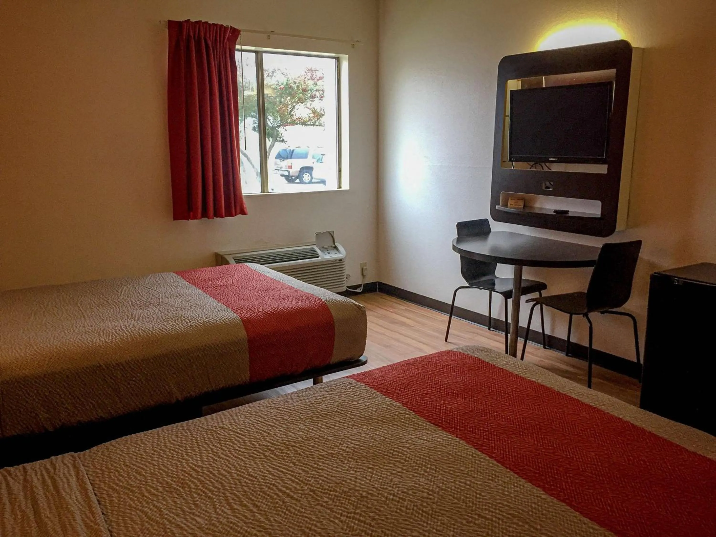 Photo of the whole room, Bed in Motel 6-Woodway, TX