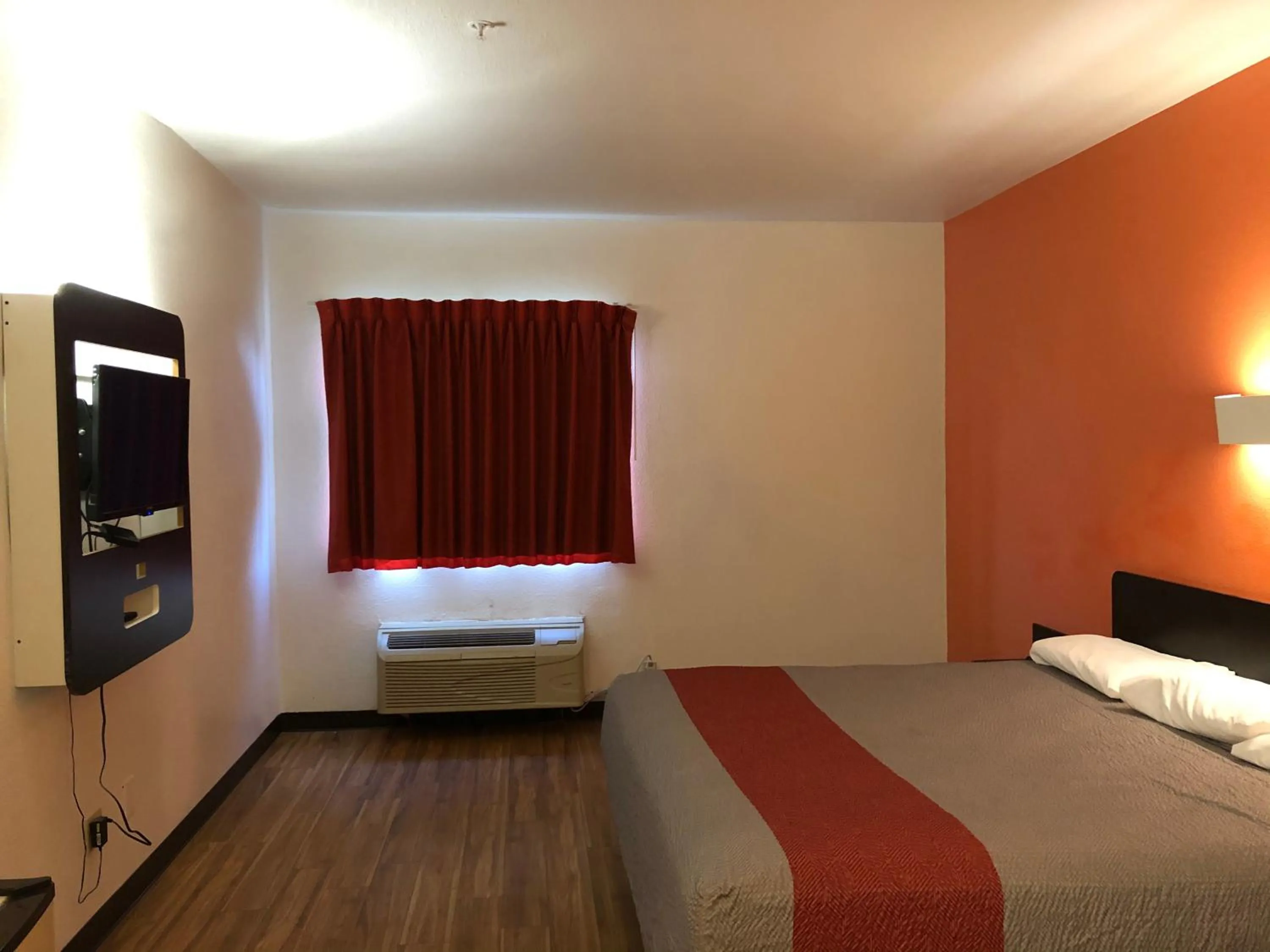 Photo of the whole room, Bed in Motel 6-Woodway, TX