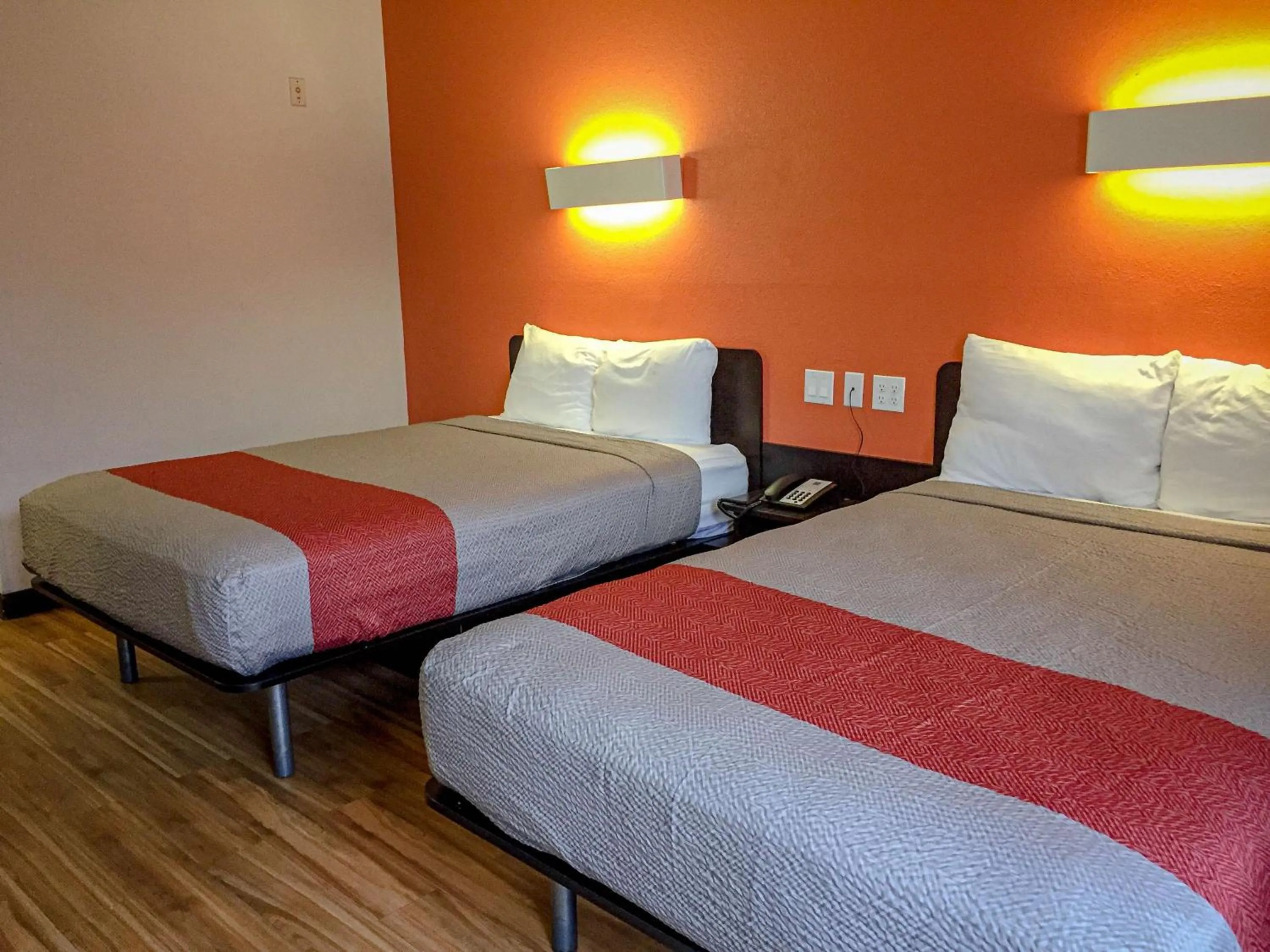 Photo of the whole room, Bed in Motel 6-Woodway, TX