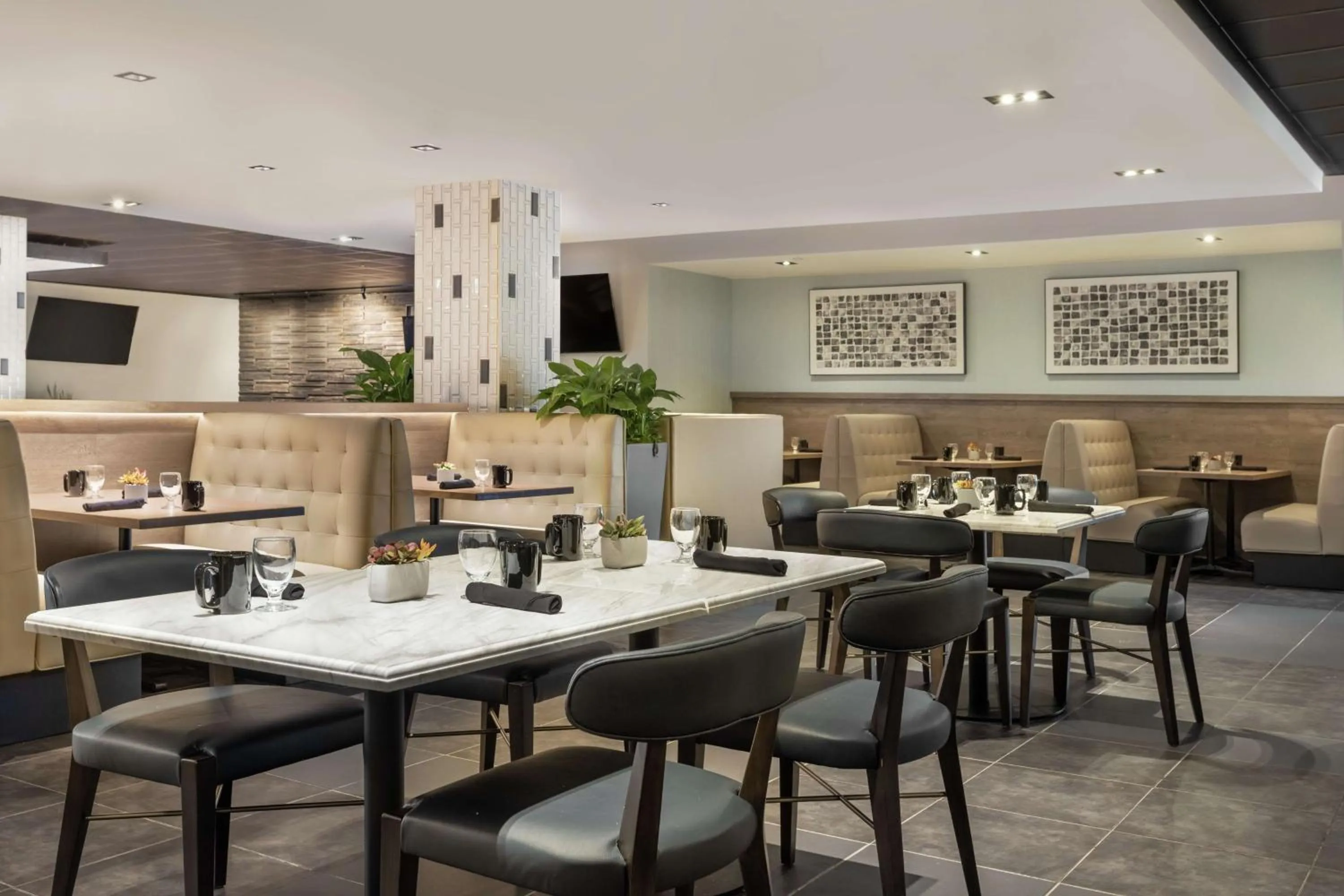 Restaurant/places to eat in DoubleTree by Hilton San Francisco South Airport Blvd