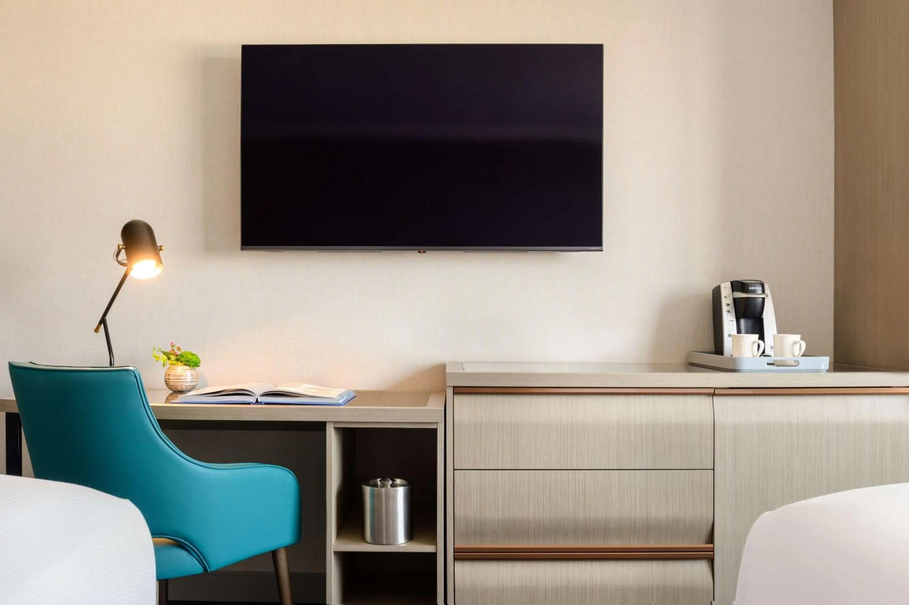 Bedroom in DoubleTree by Hilton San Francisco South Airport Blvd