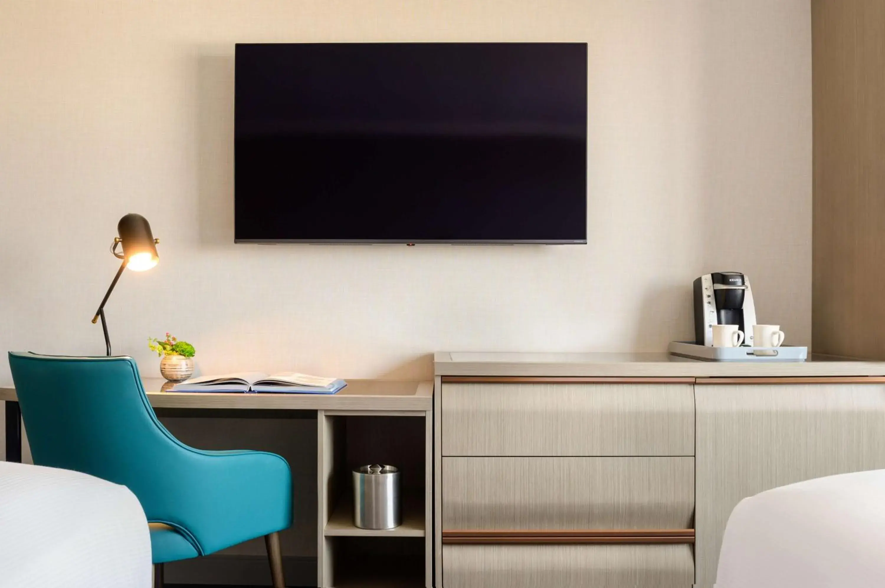 Bedroom in DoubleTree by Hilton San Francisco South Airport Blvd Bedroom in DoubleTree by Hilton San Francisco South Airport Blvd