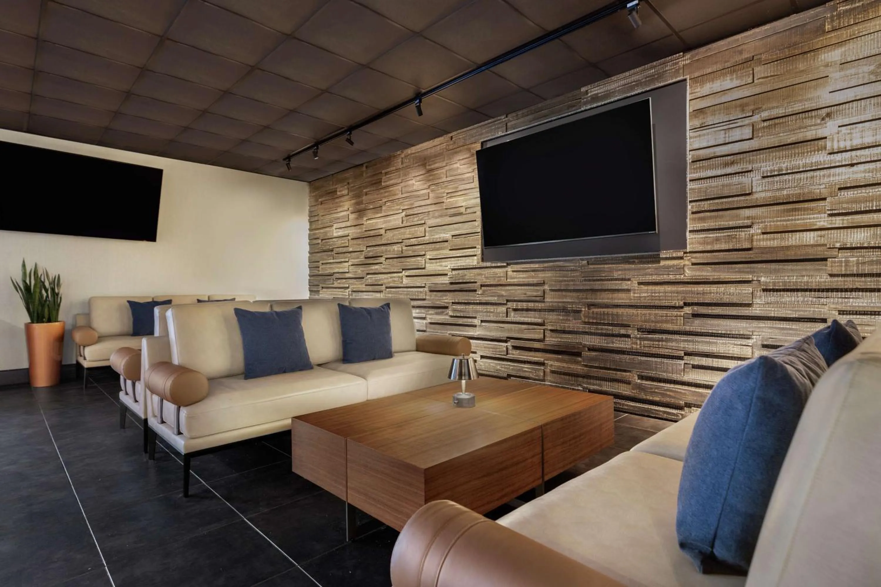 Restaurant/places to eat in DoubleTree by Hilton San Francisco South Airport Blvd