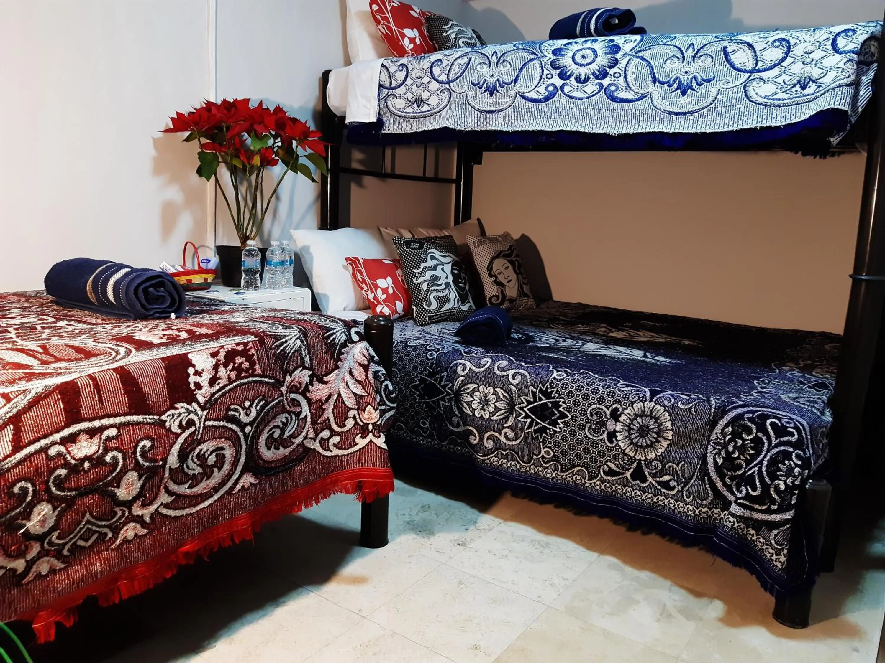 Photo of the whole room, Bed in Alameda House