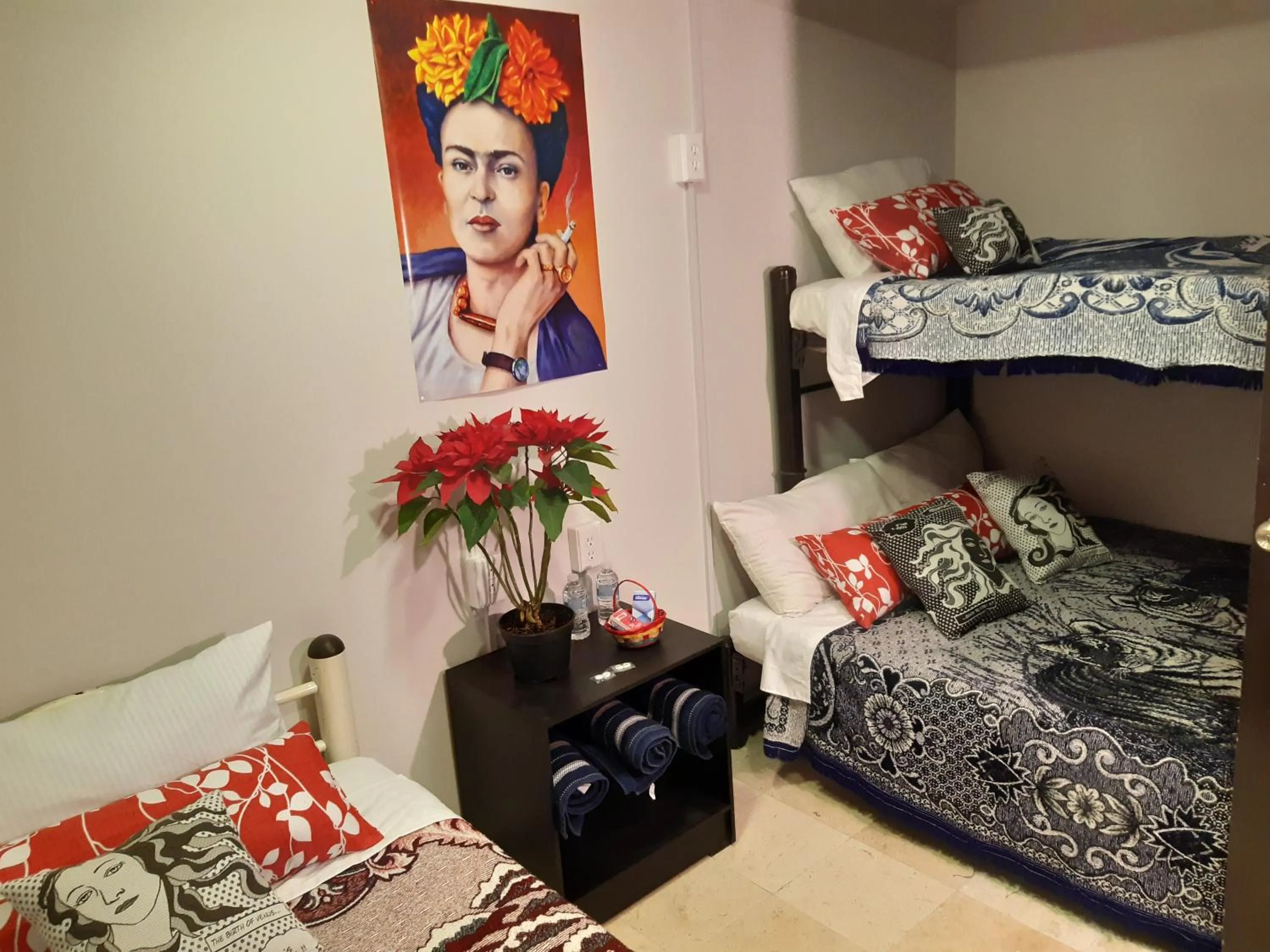 Photo of the whole room, Bed in Alameda House