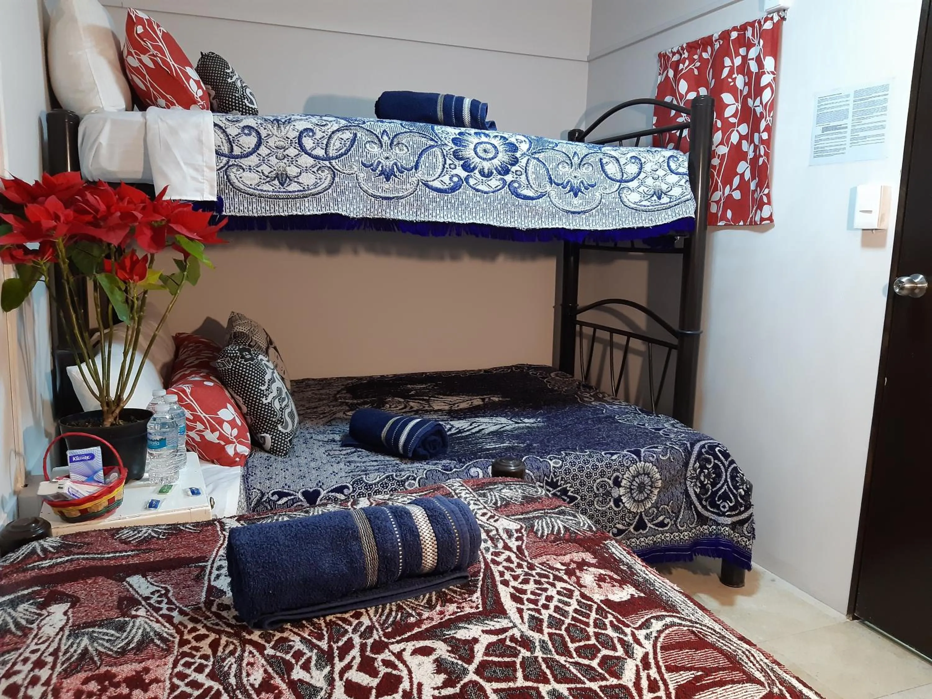 Photo of the whole room, Bed in Alameda House