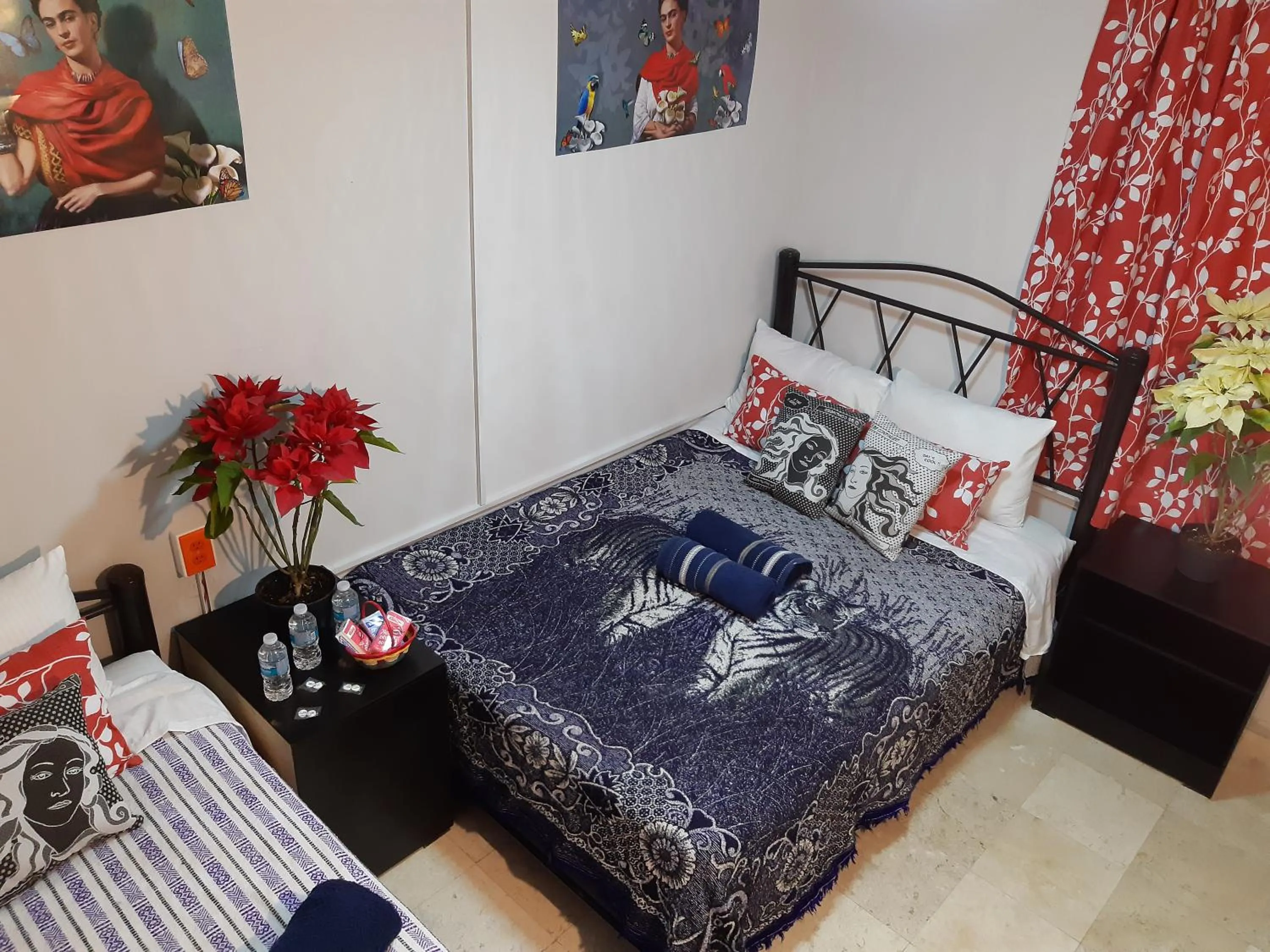 Photo of the whole room, Bed in Alameda House