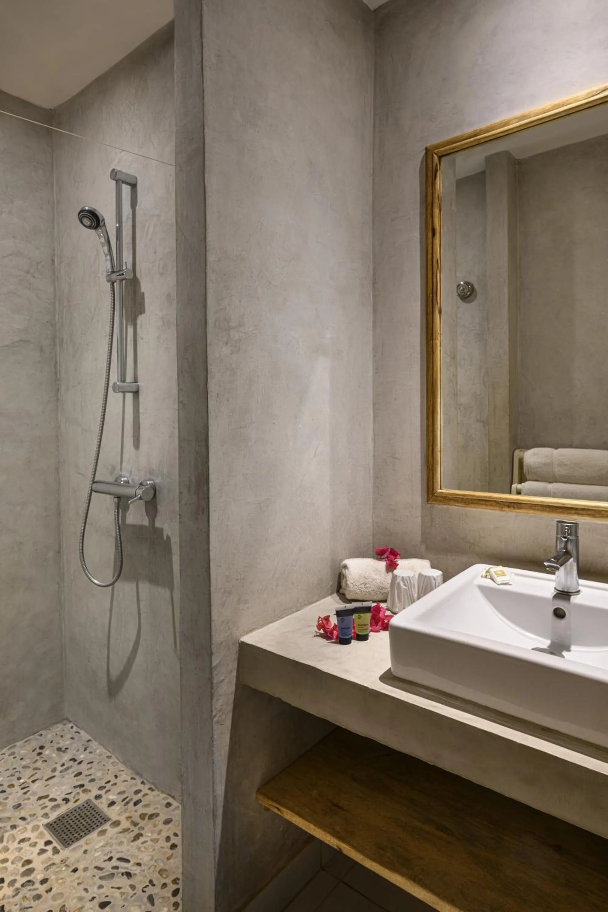 Shower in Le Saly Hotel & Hotel Club Filaos - All Inclusive