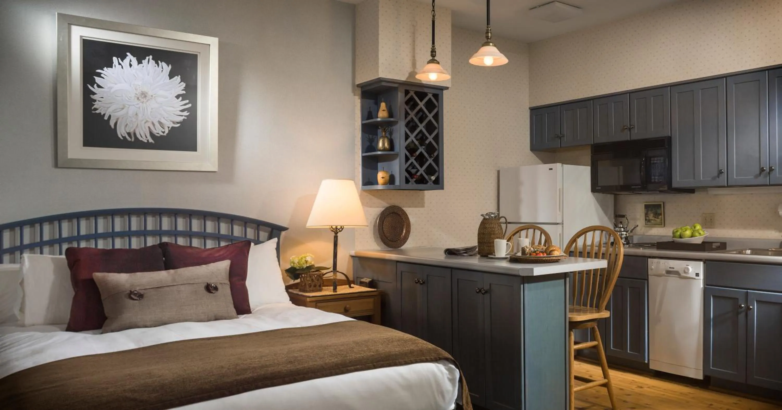 Kitchen or kitchenette, Bed in The Essex Resort & Spa