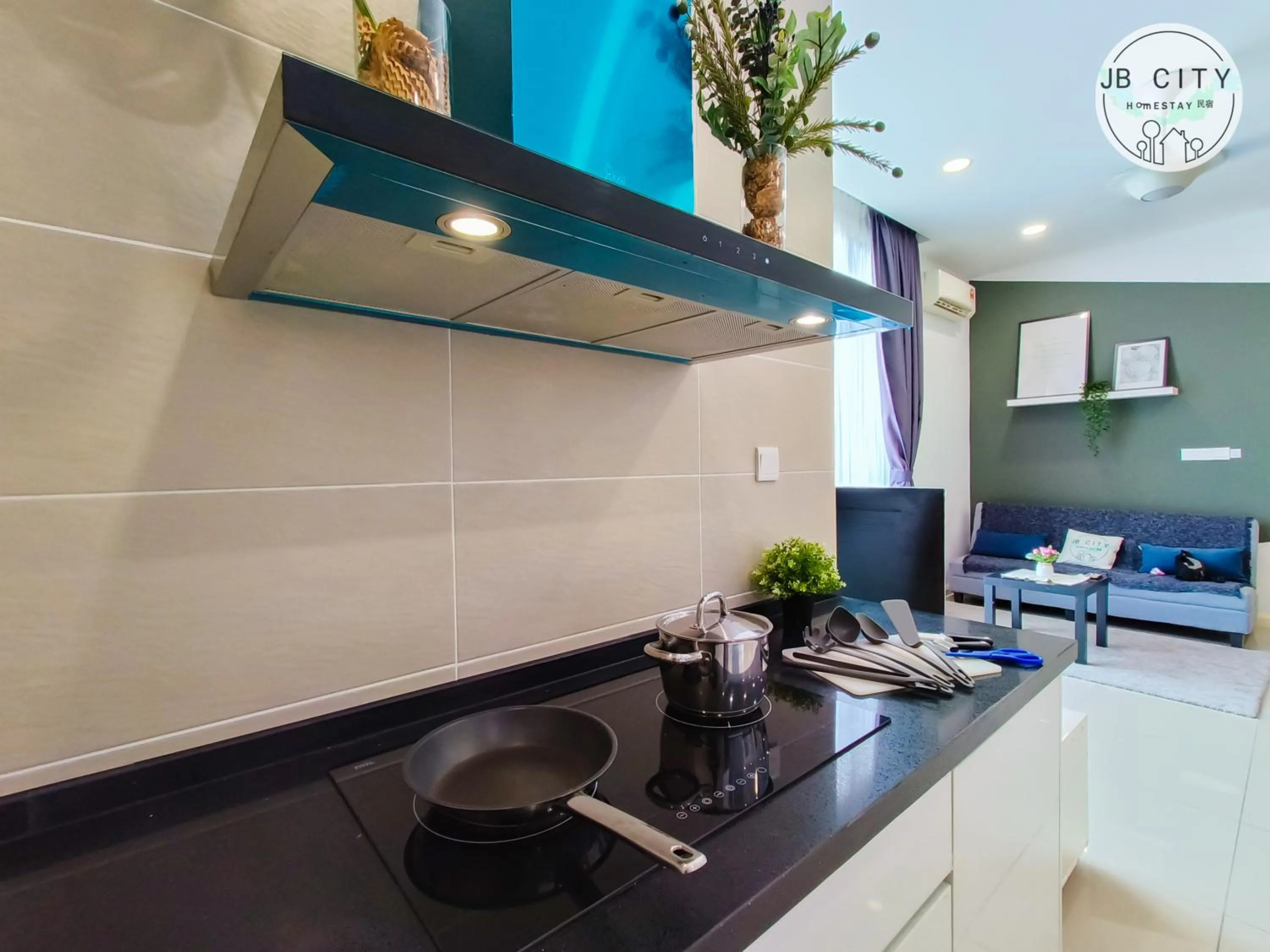 Kitchen or kitchenette in D'Pristine Suites by RR JBcity