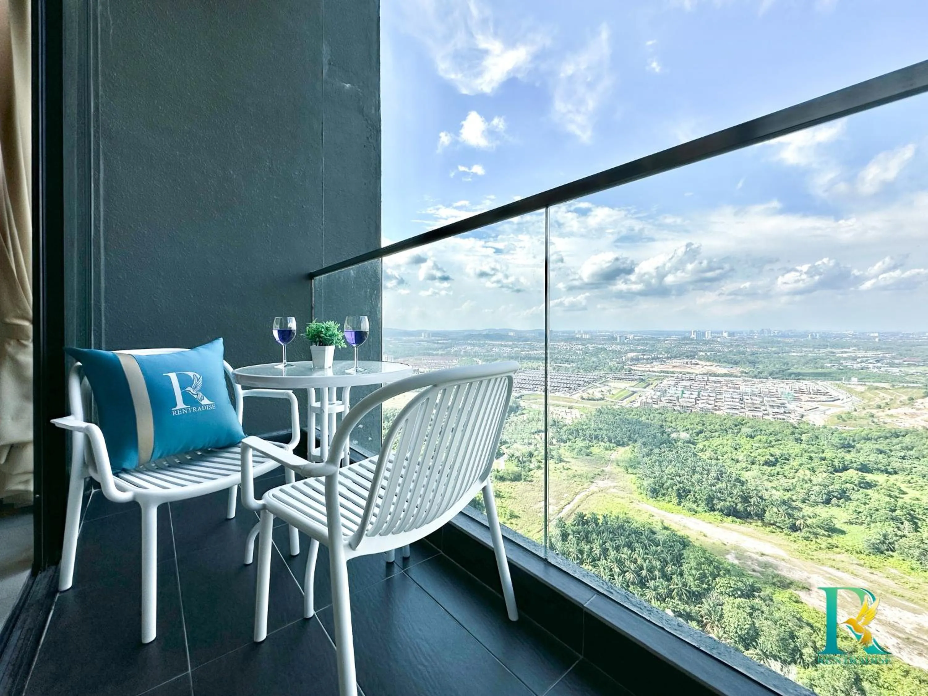 Balcony/Terrace in D'Pristine Suites by RR JBcity