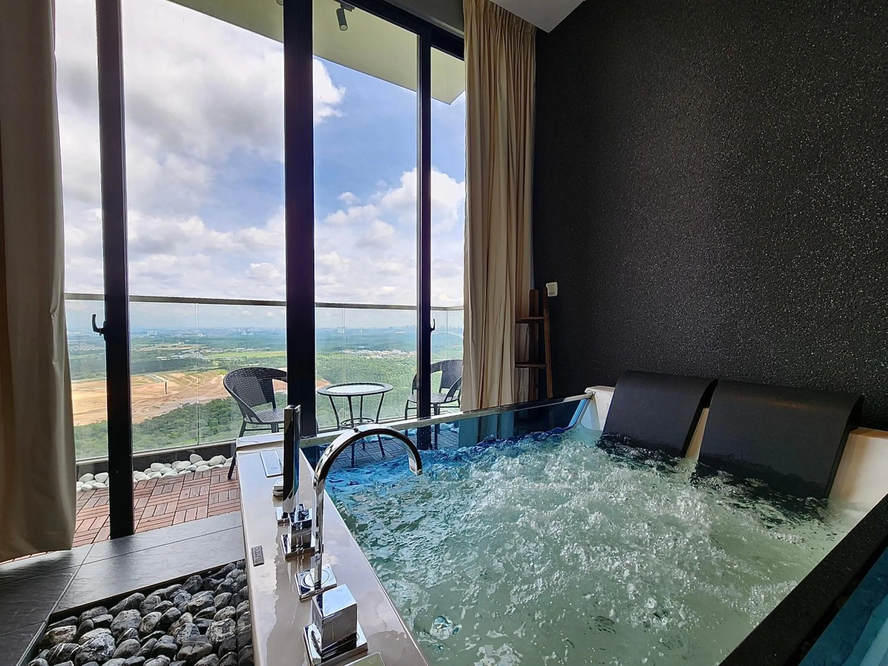 Hot Tub in D'Pristine Suites by RR JBcity