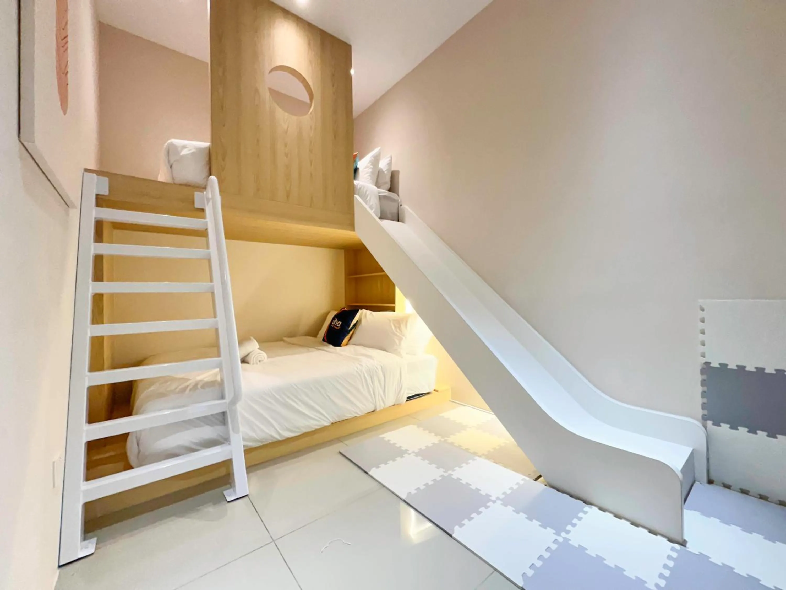 Bed in D'Pristine Suites by RR JBcity
