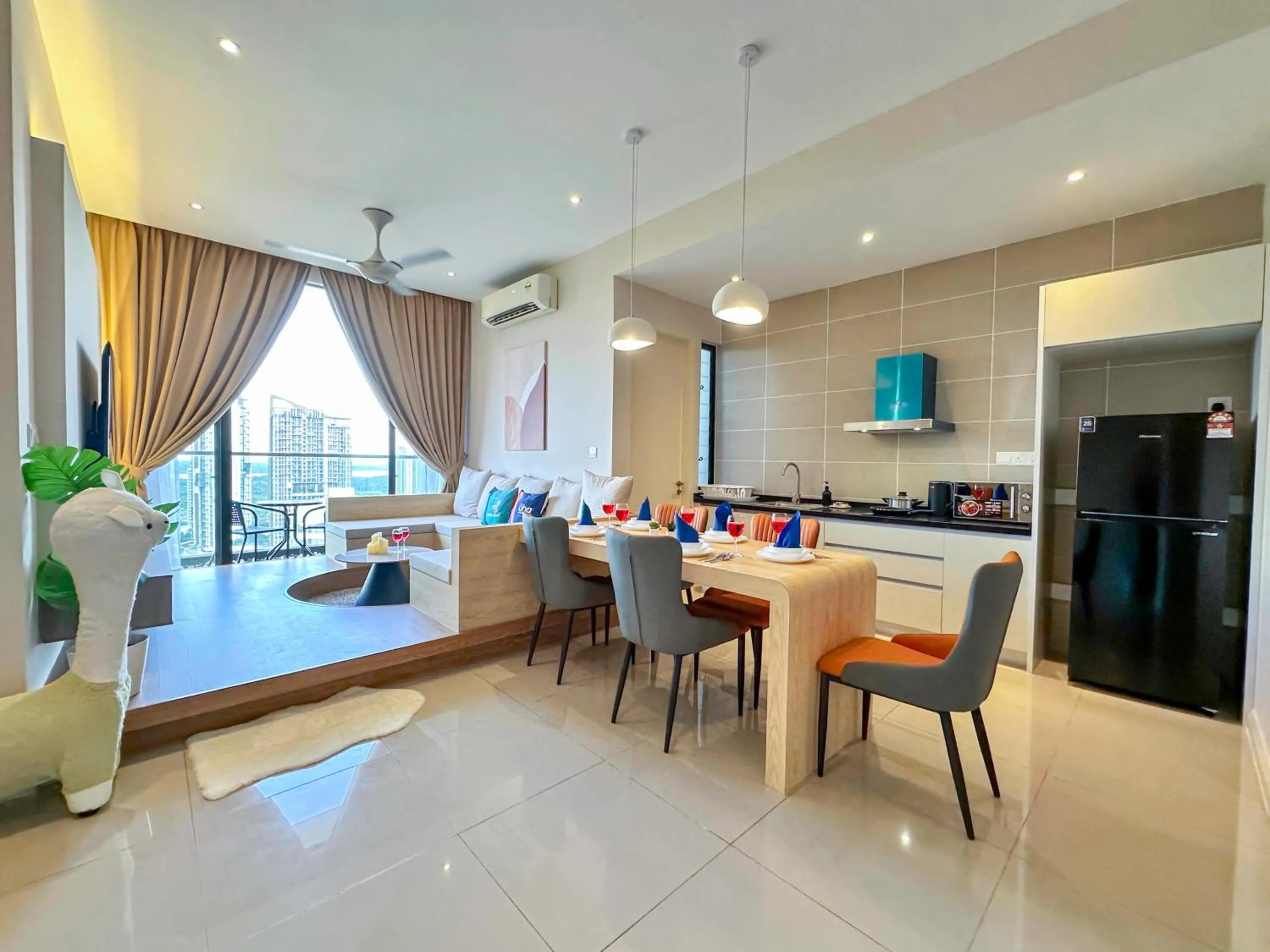 Kitchen or kitchenette in D'Pristine Suites by RR JBcity