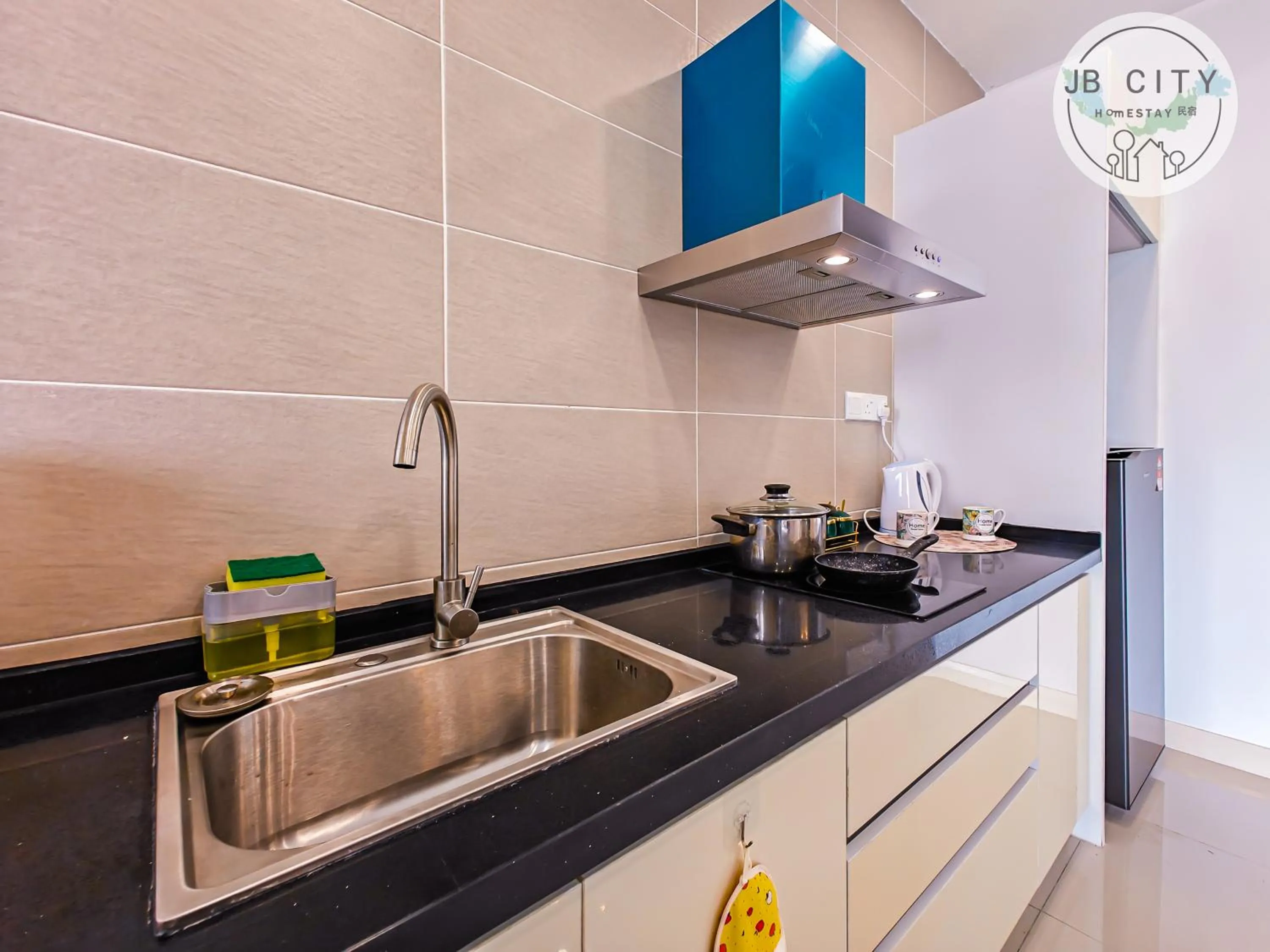 Kitchen or kitchenette in D'Pristine Suites by RR JBcity