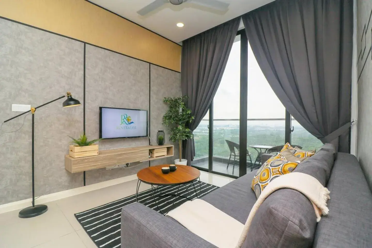 Three-Bedroom Apartment with Balcony in D'Pristine Suites by RR JBcity Three-Bedroom Apartment with Balcony in D'Pristine Suites by RR JBcity