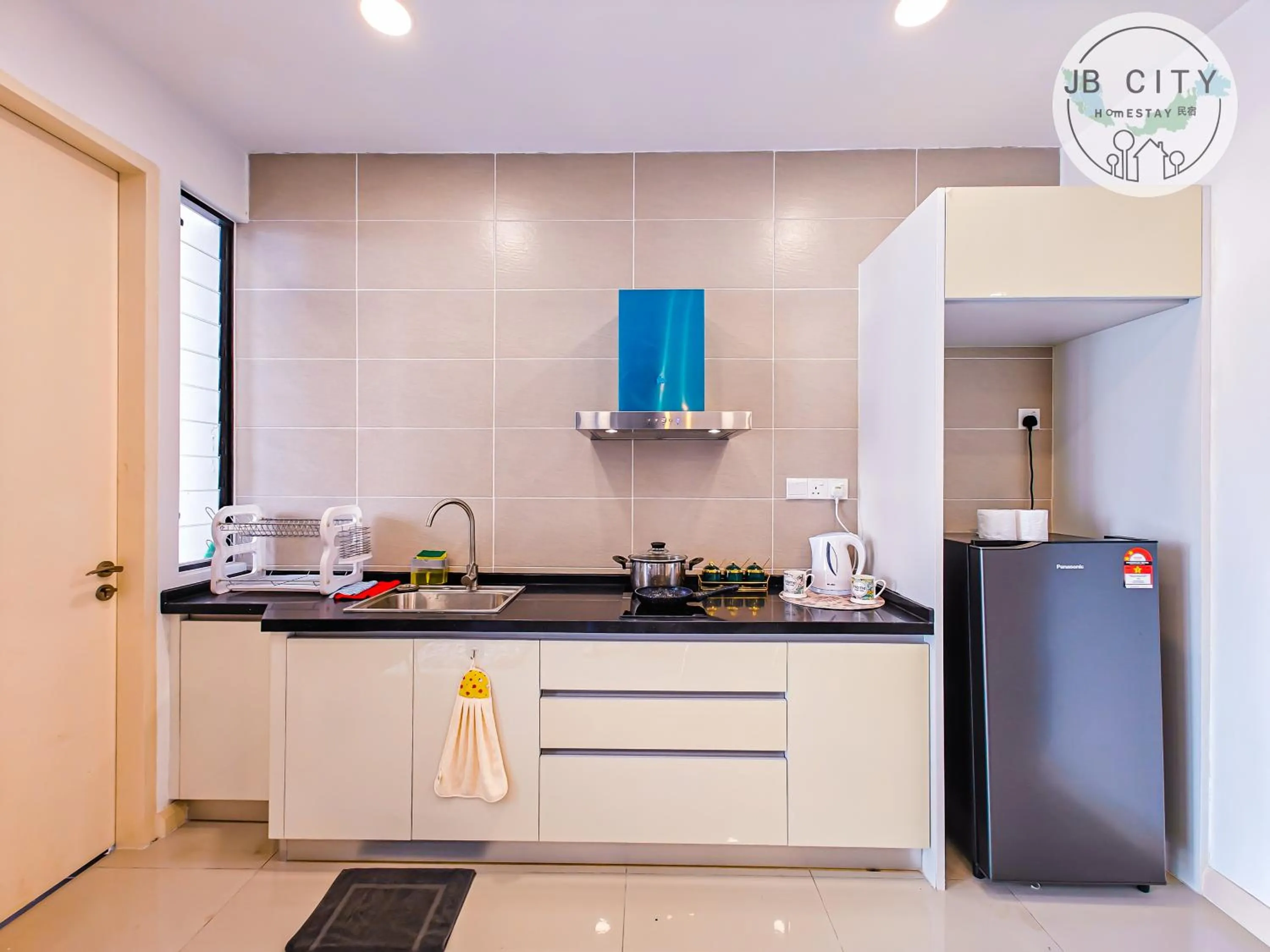 Kitchen or kitchenette in D'Pristine Suites by RR JBcity