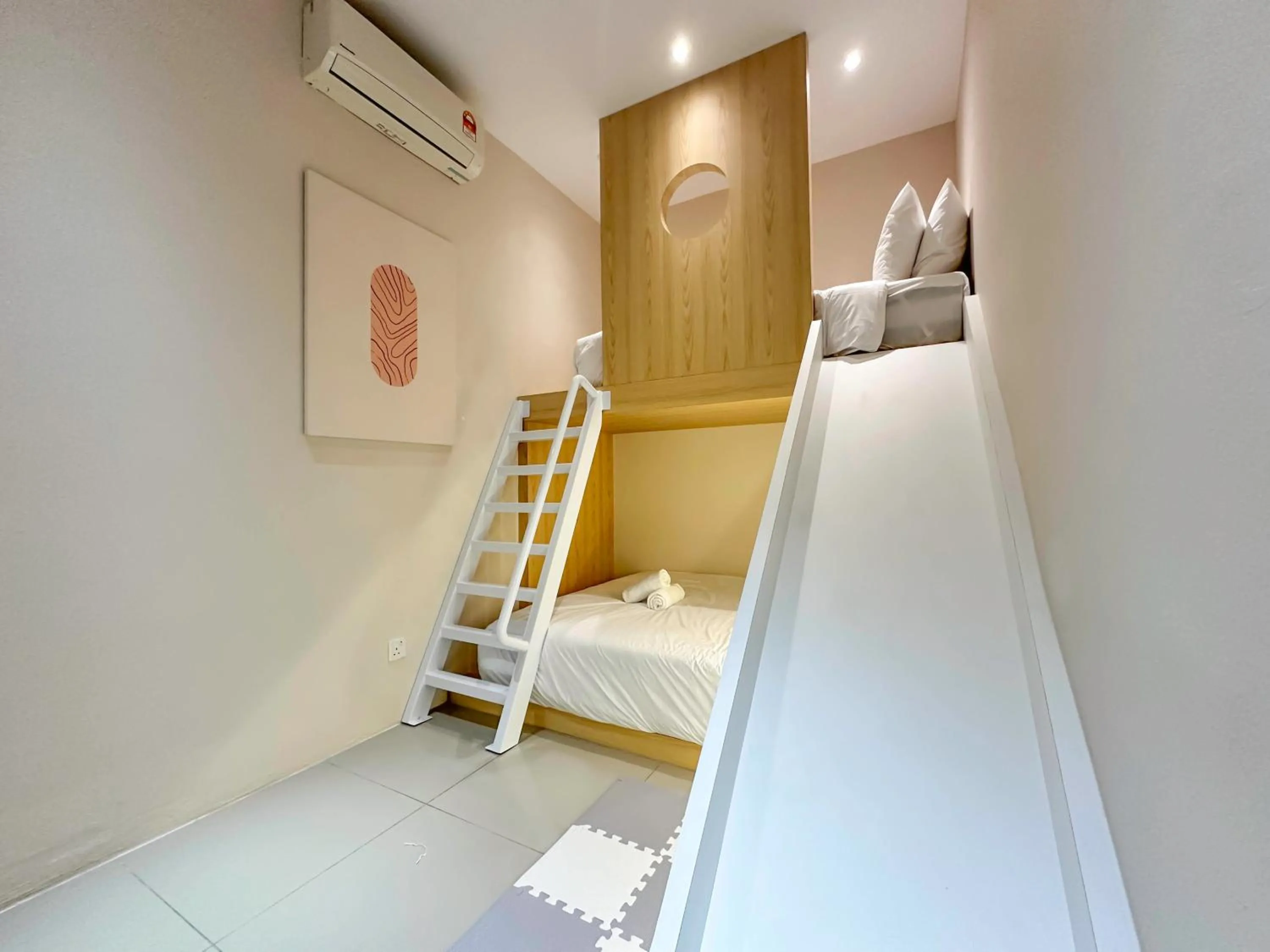 Bed in D'Pristine Suites by RR JBcity