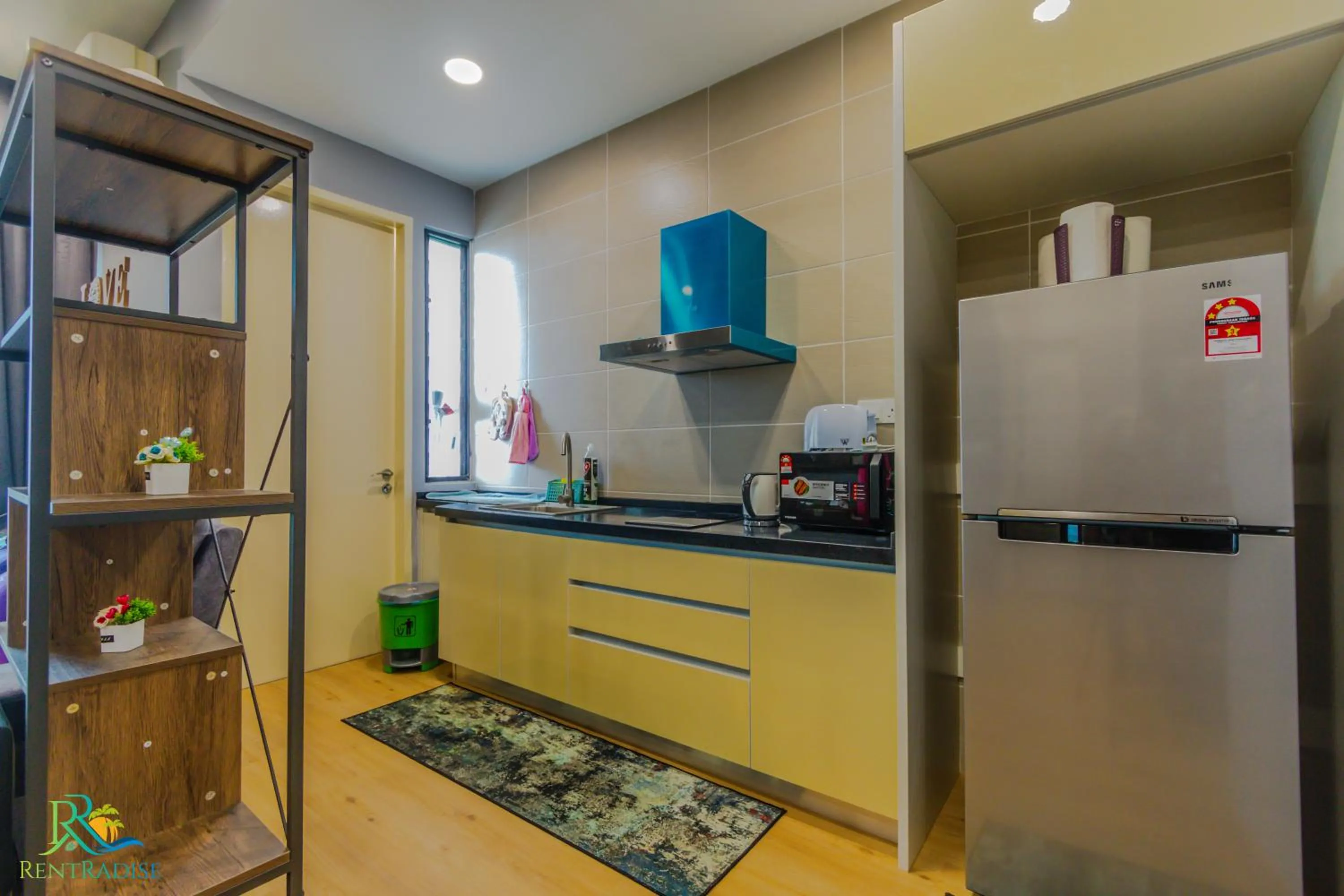 Kitchen or kitchenette in D'Pristine Suites by RR JBcity