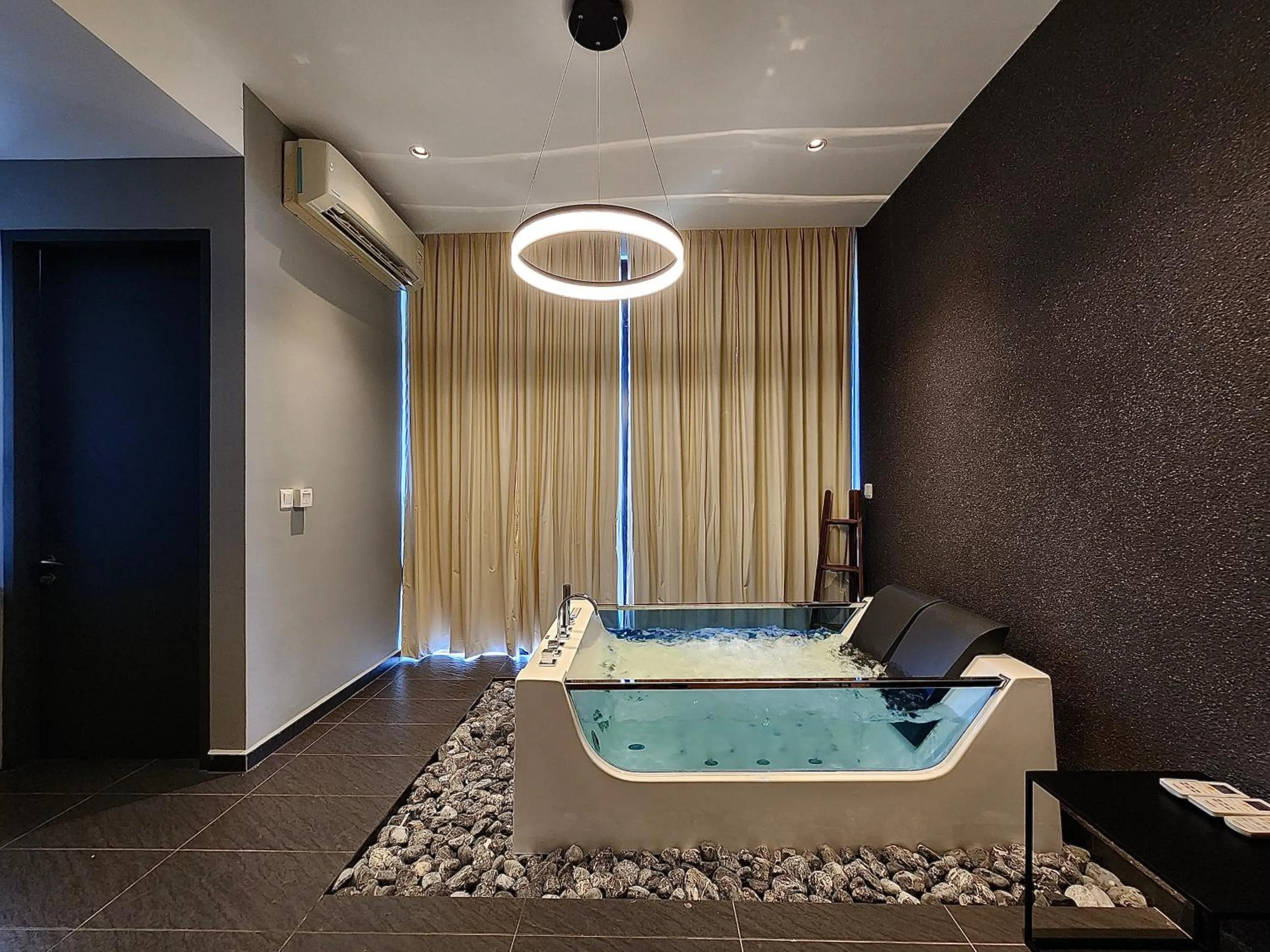 Hot Tub in D'Pristine Suites by RR JBcity