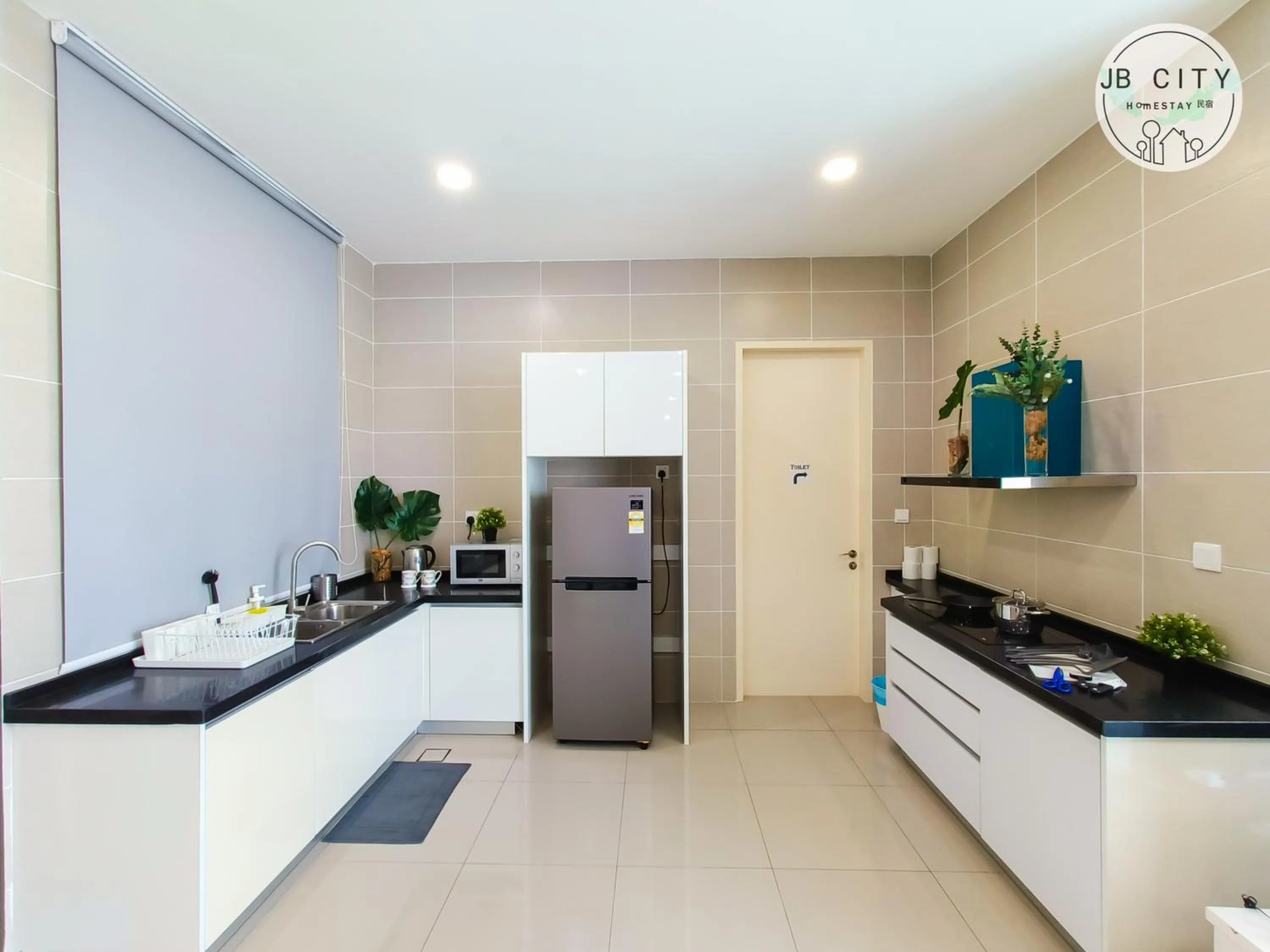 Kitchen or kitchenette in D'Pristine Suites by RR JBcity