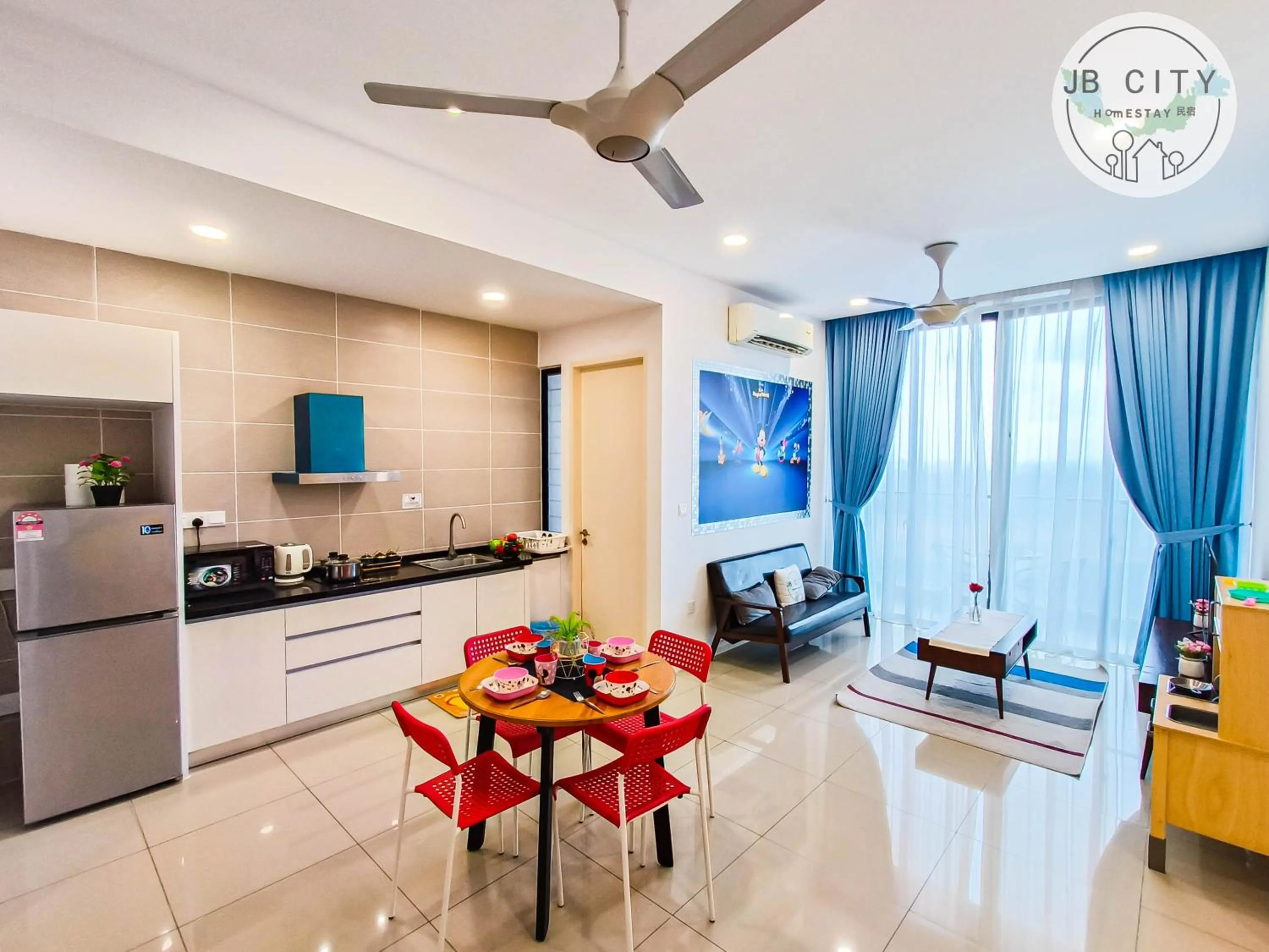 Kitchen or kitchenette in D'Pristine Suites by RR JBcity