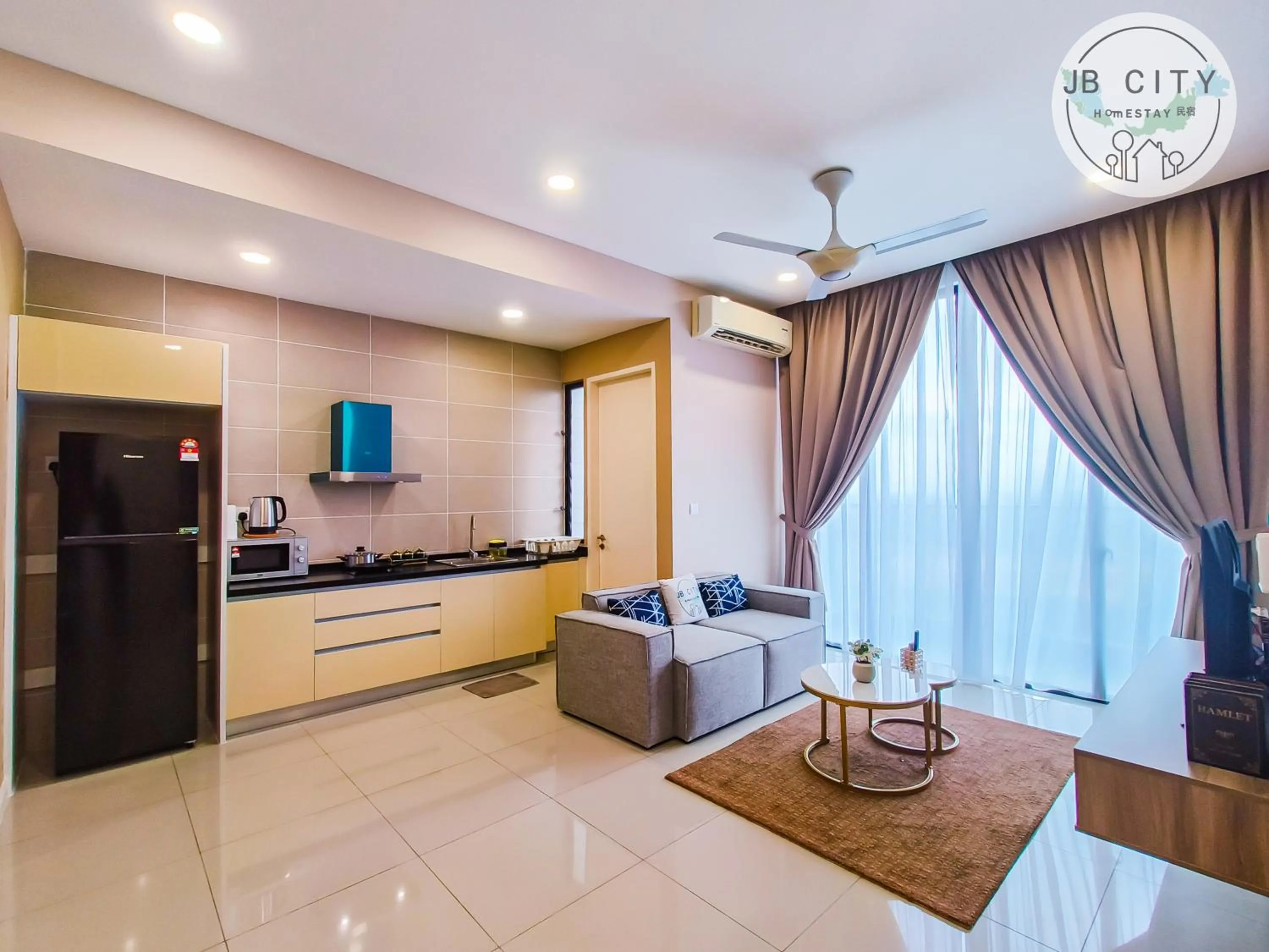 Kitchen or kitchenette in D'Pristine Suites by RR JBcity
