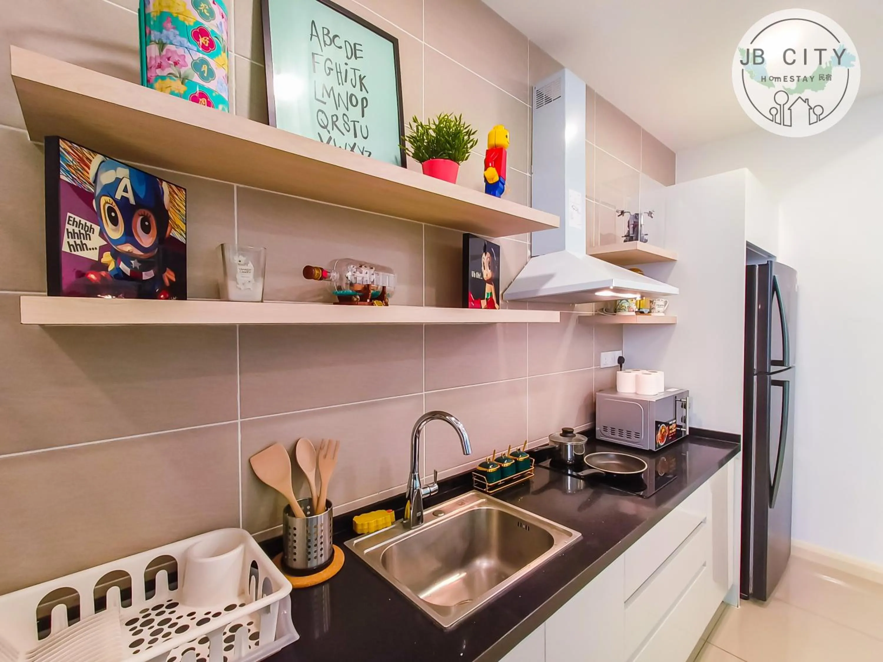Kitchen or kitchenette in D'Pristine Suites by RR JBcity