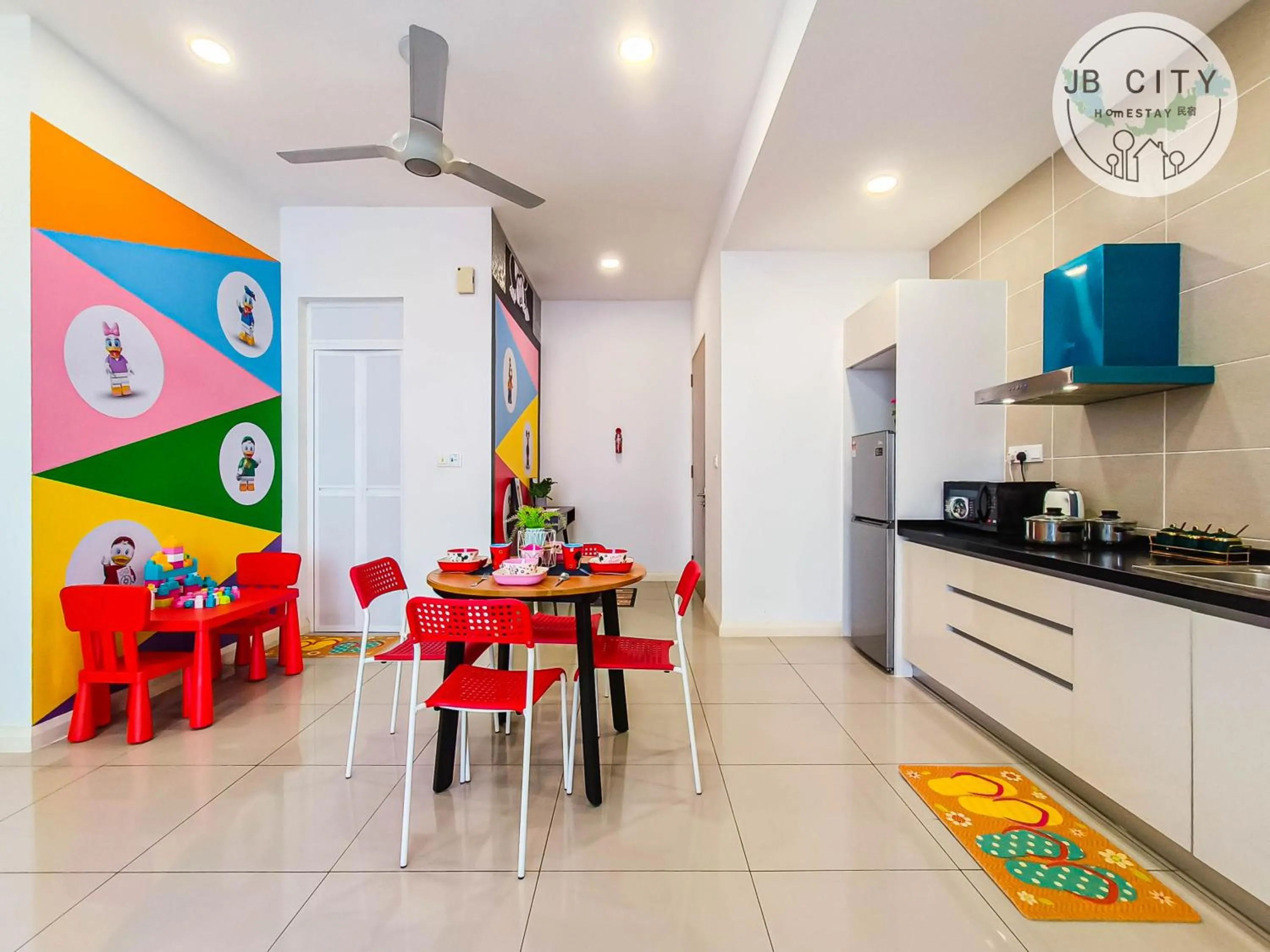 Kitchen or kitchenette in D'Pristine Suites by RR JBcity