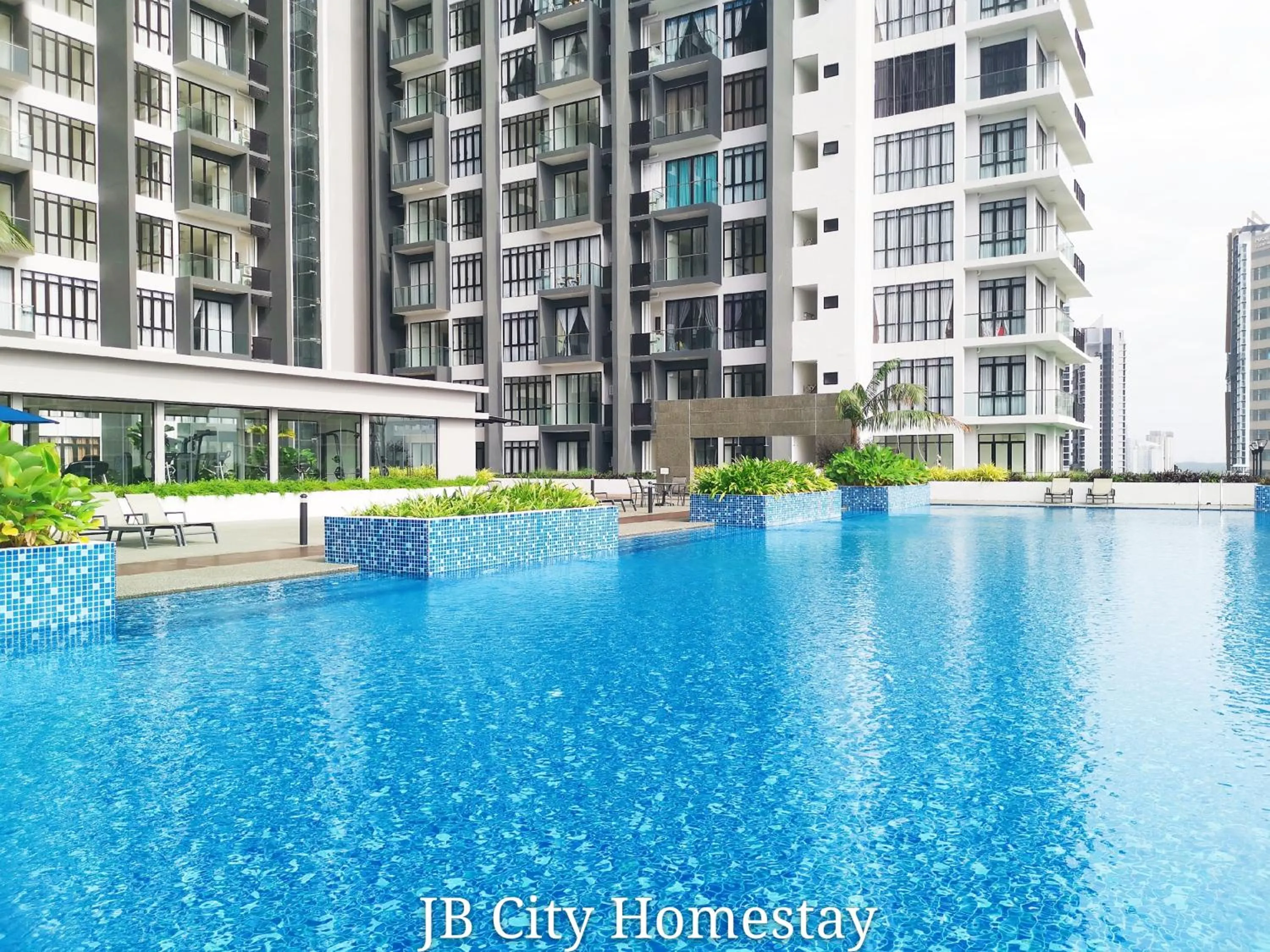 Swimming pool in D'Pristine Suites by RR JBcity