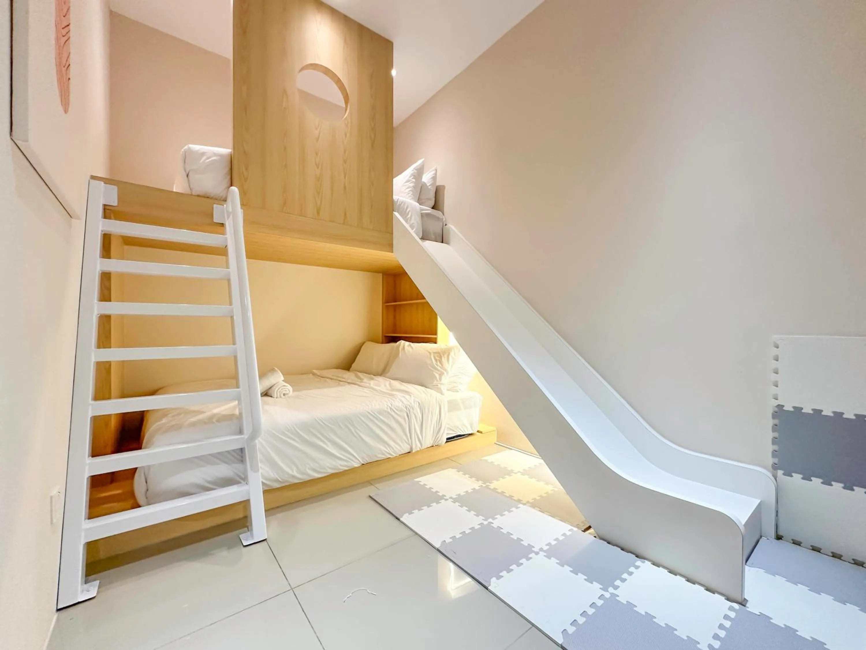 Bed in D'Pristine Suites by RR JBcity