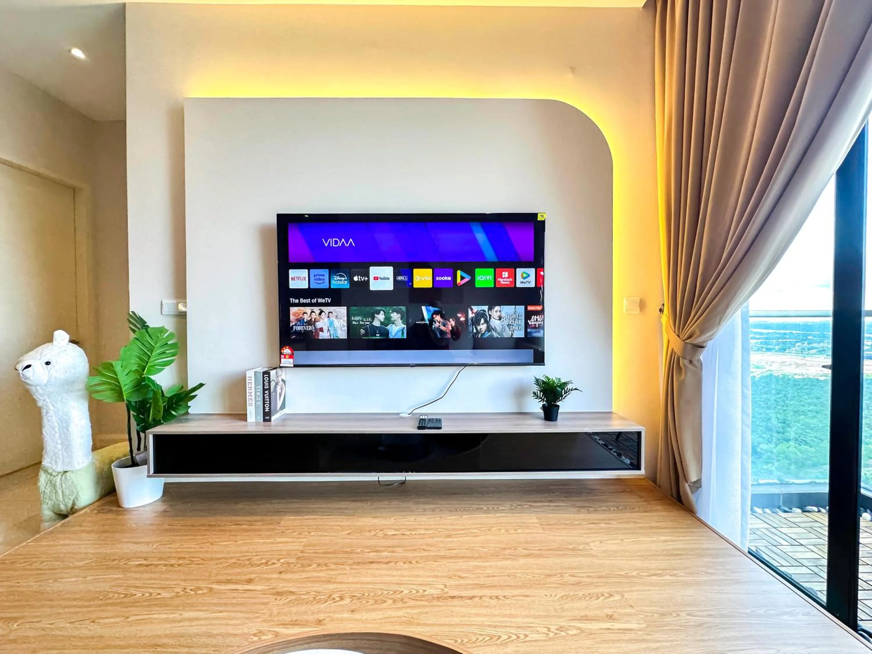 TV and multimedia in D'Pristine Suites by RR JBcity