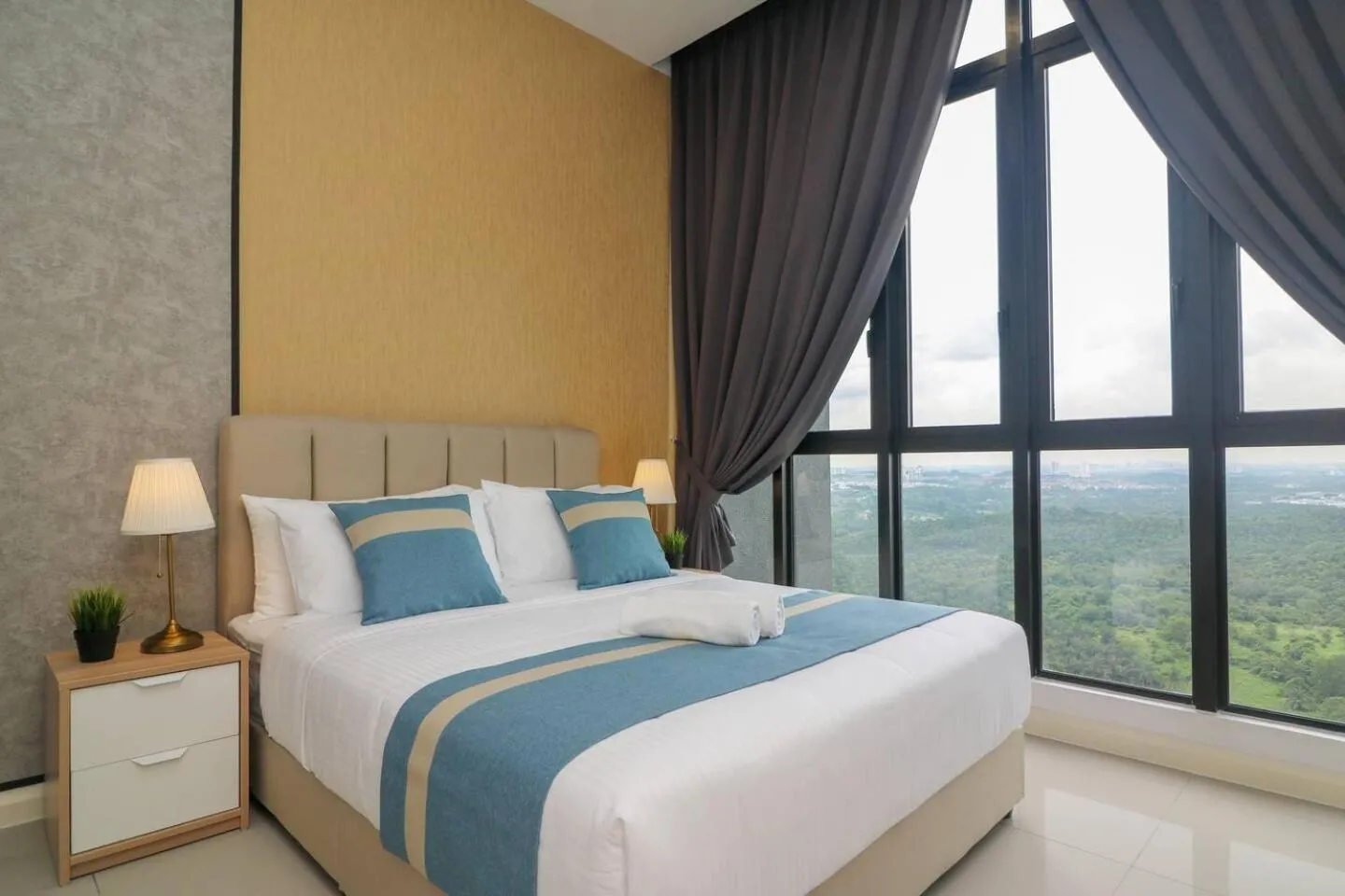 Bed in D'Pristine Suites by RR JBcity
