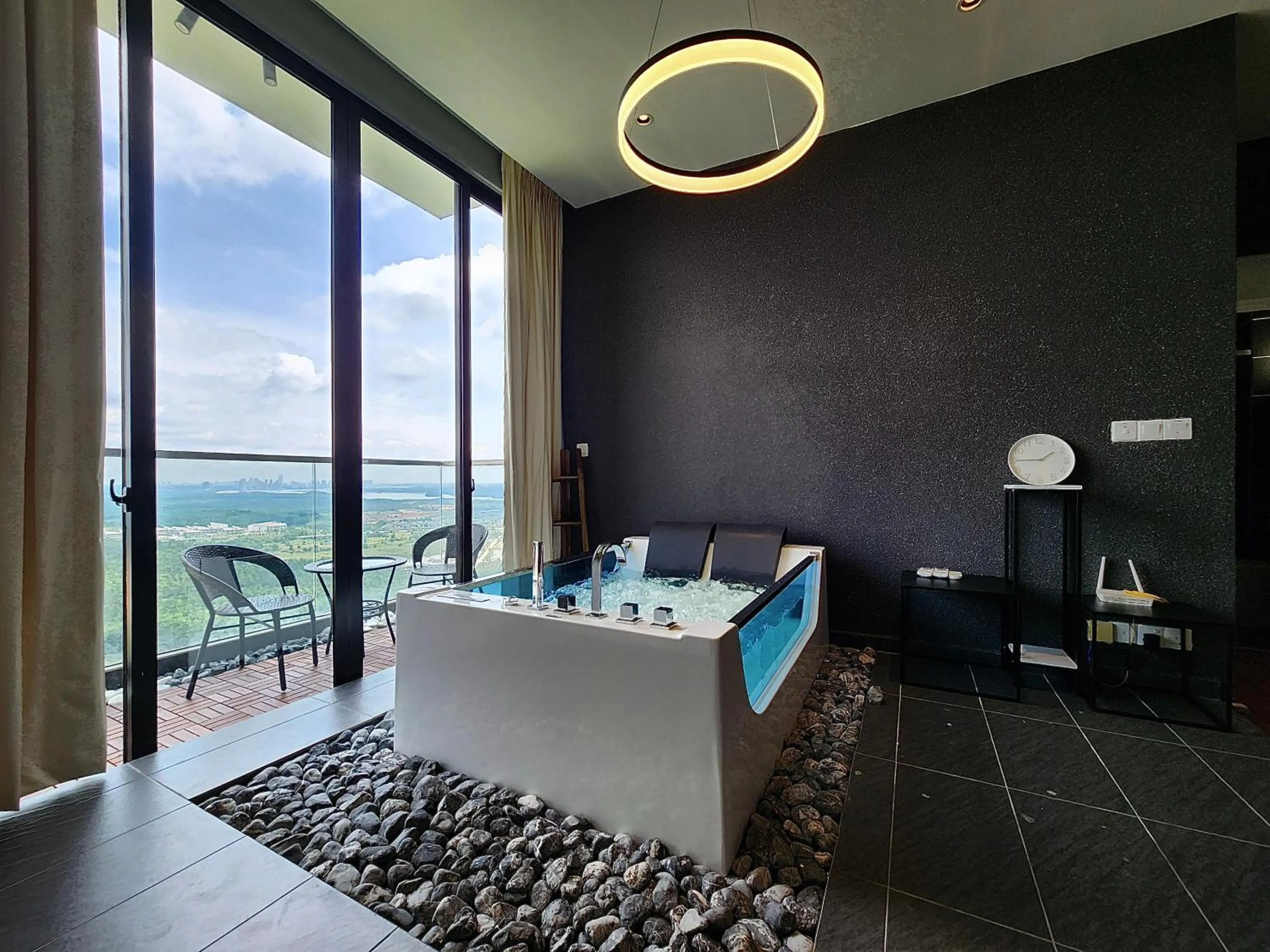 Hot Tub in D'Pristine Suites by RR JBcity