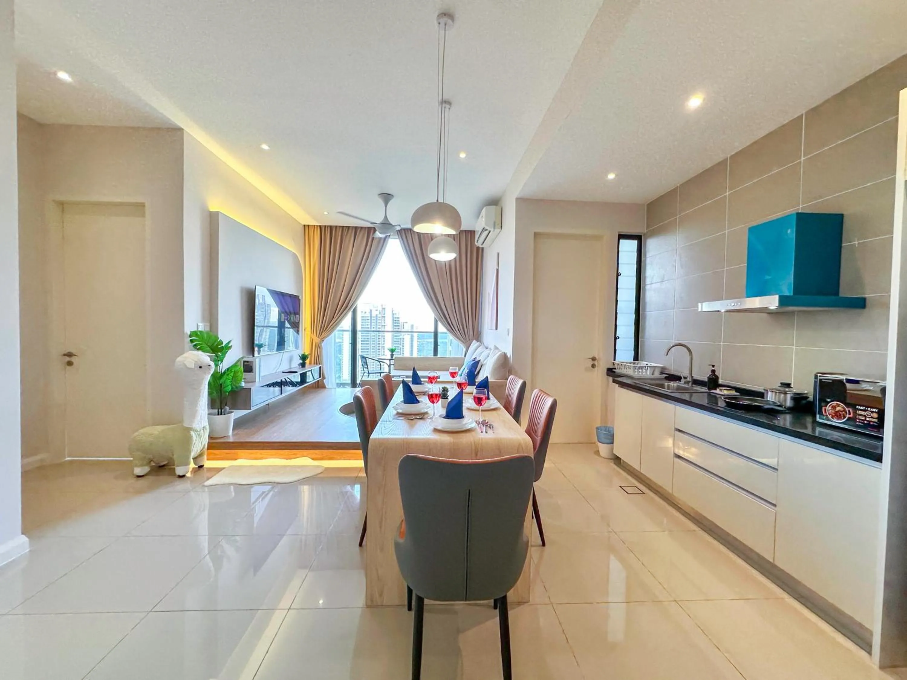 Kitchen or kitchenette in D'Pristine Suites by RR JBcity