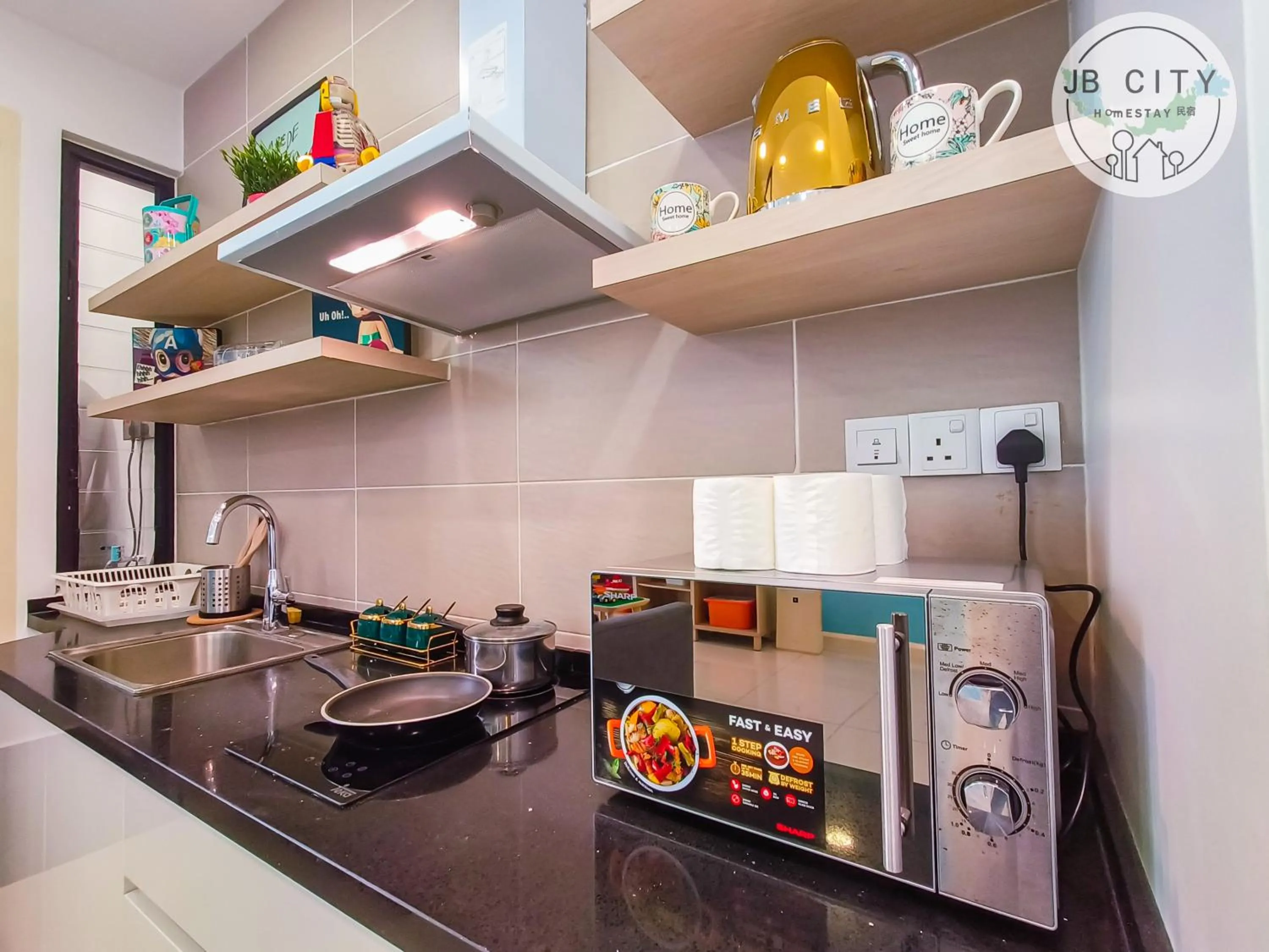Kitchen or kitchenette in D'Pristine Suites by RR JBcity