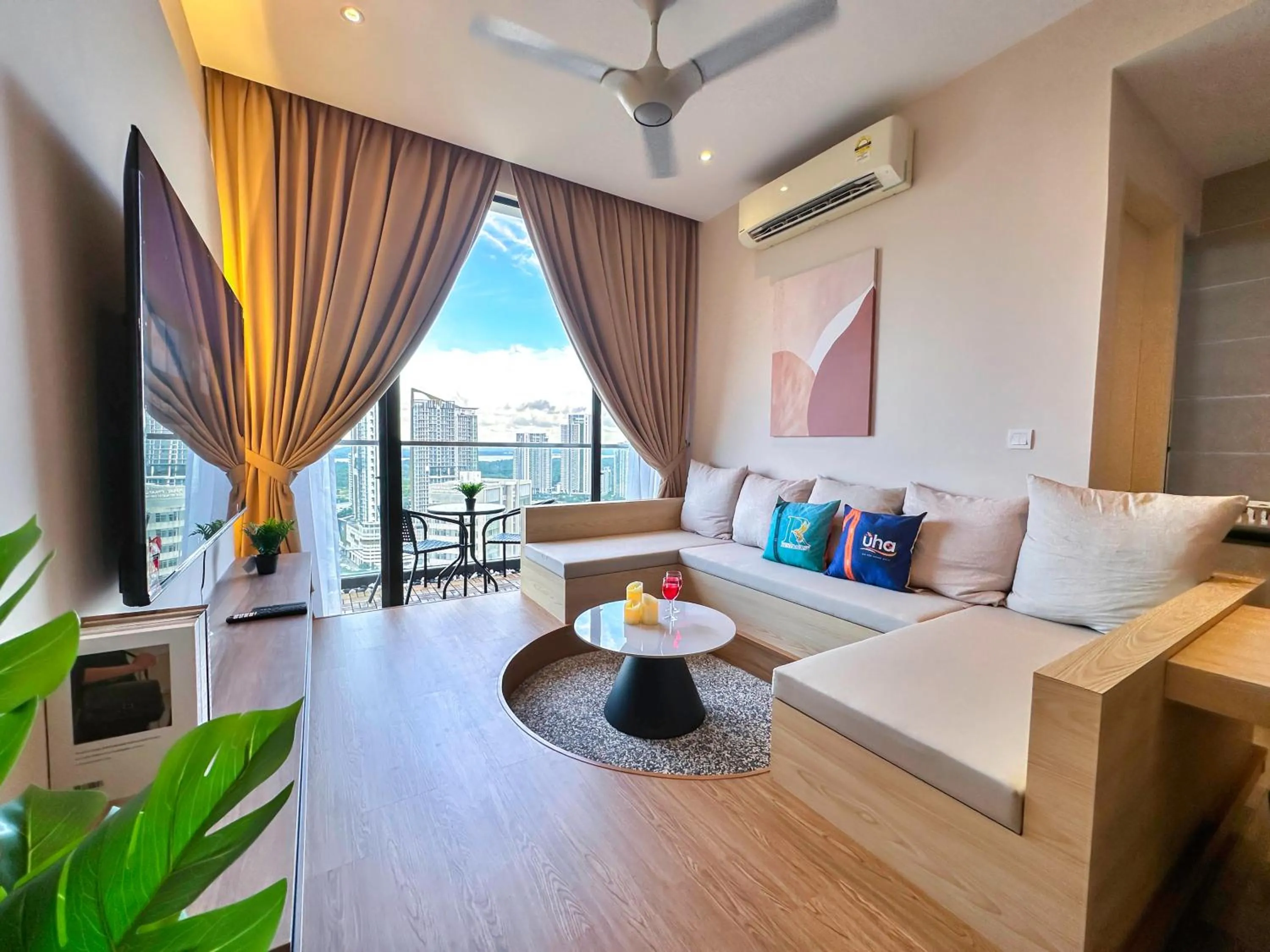 TV and multimedia in D'Pristine Suites by RR JBcity