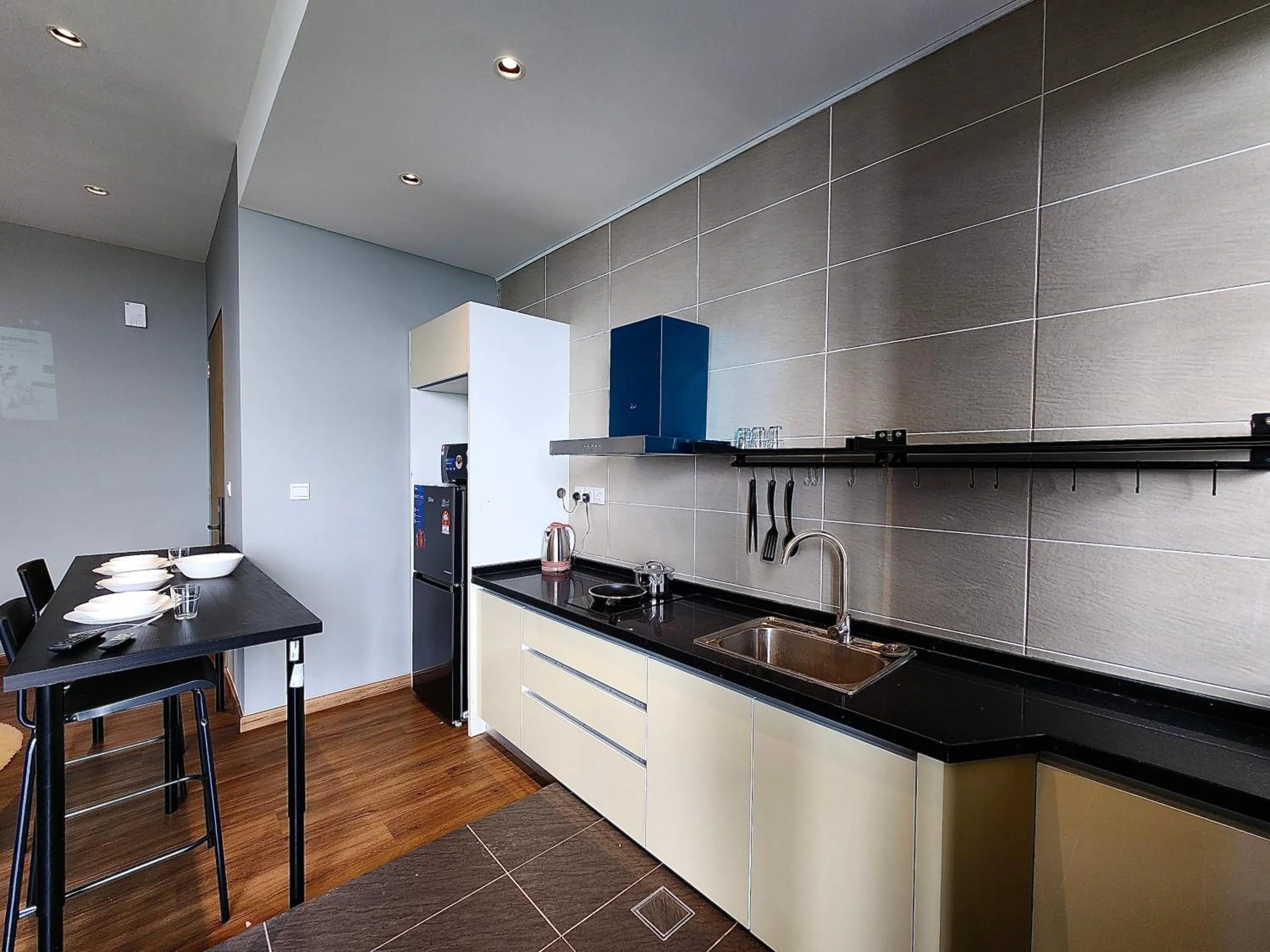 Kitchen or kitchenette in D'Pristine Suites by RR JBcity