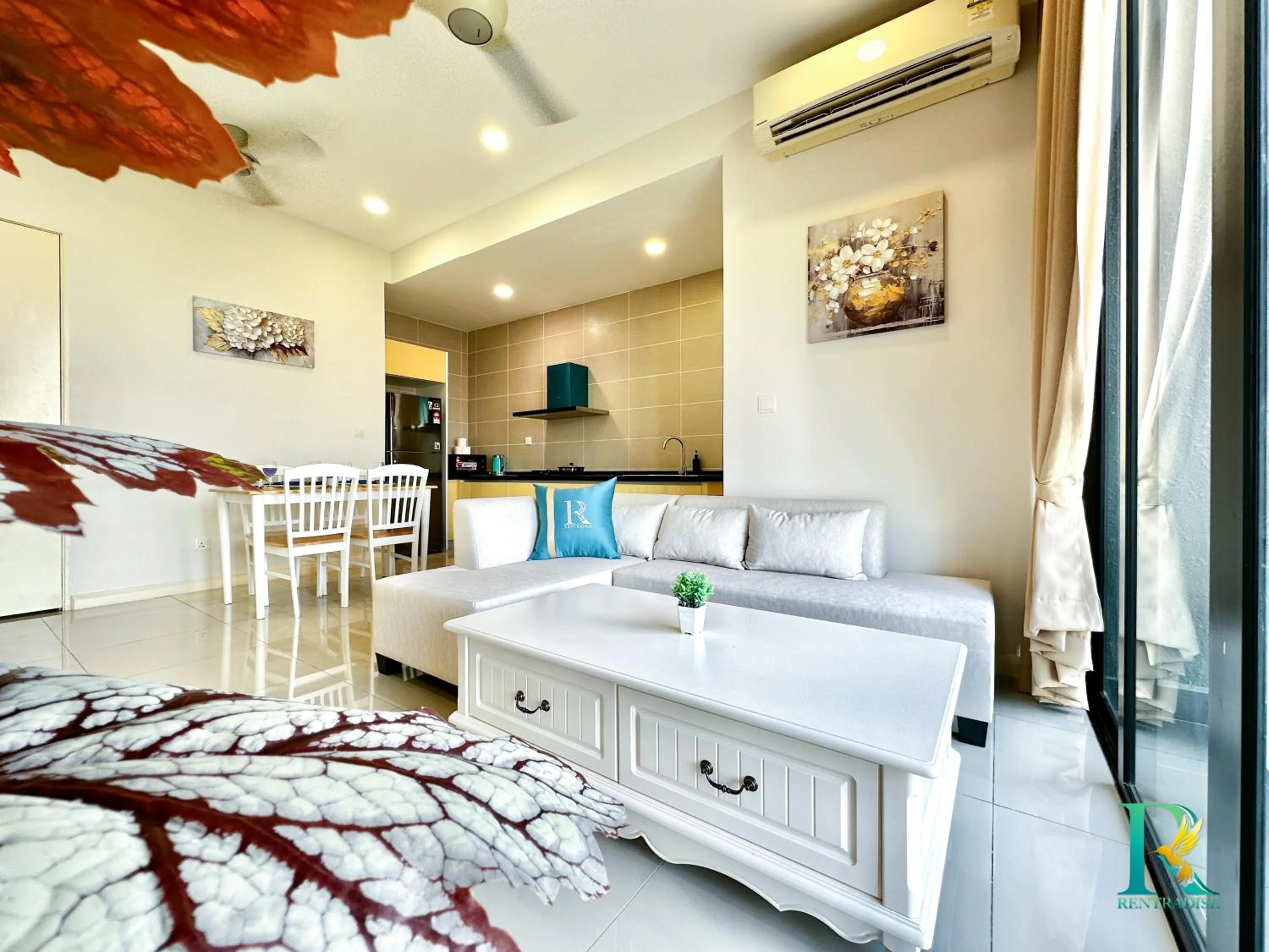 Living room, Bed in D'Pristine Suites by RR JBcity