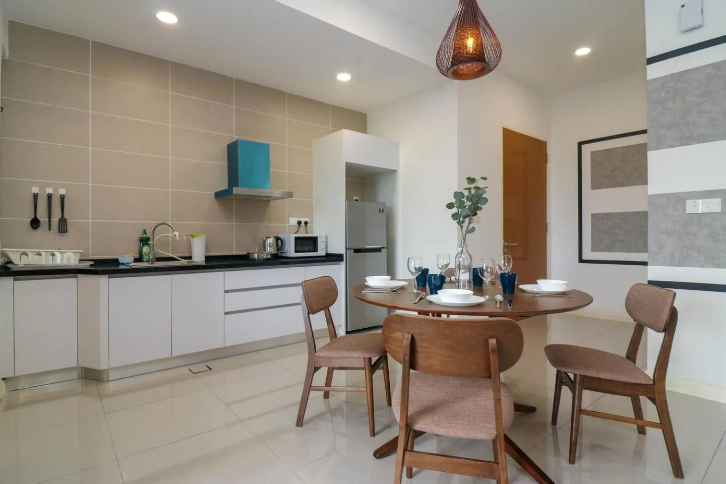 Kitchen or kitchenette in D'Pristine Suites by RR JBcity