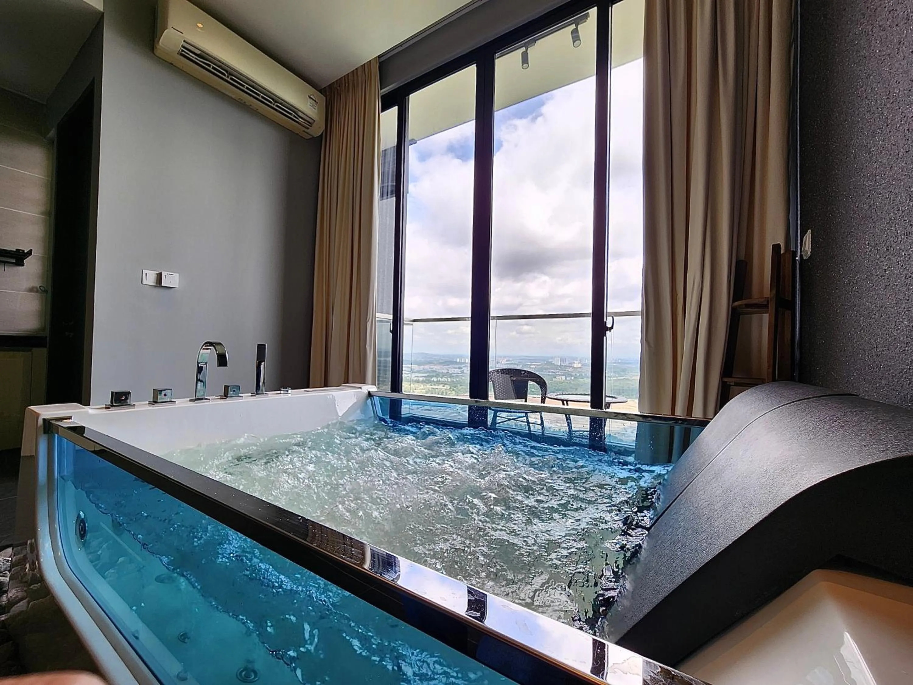 Hot Tub in D'Pristine Suites by RR JBcity