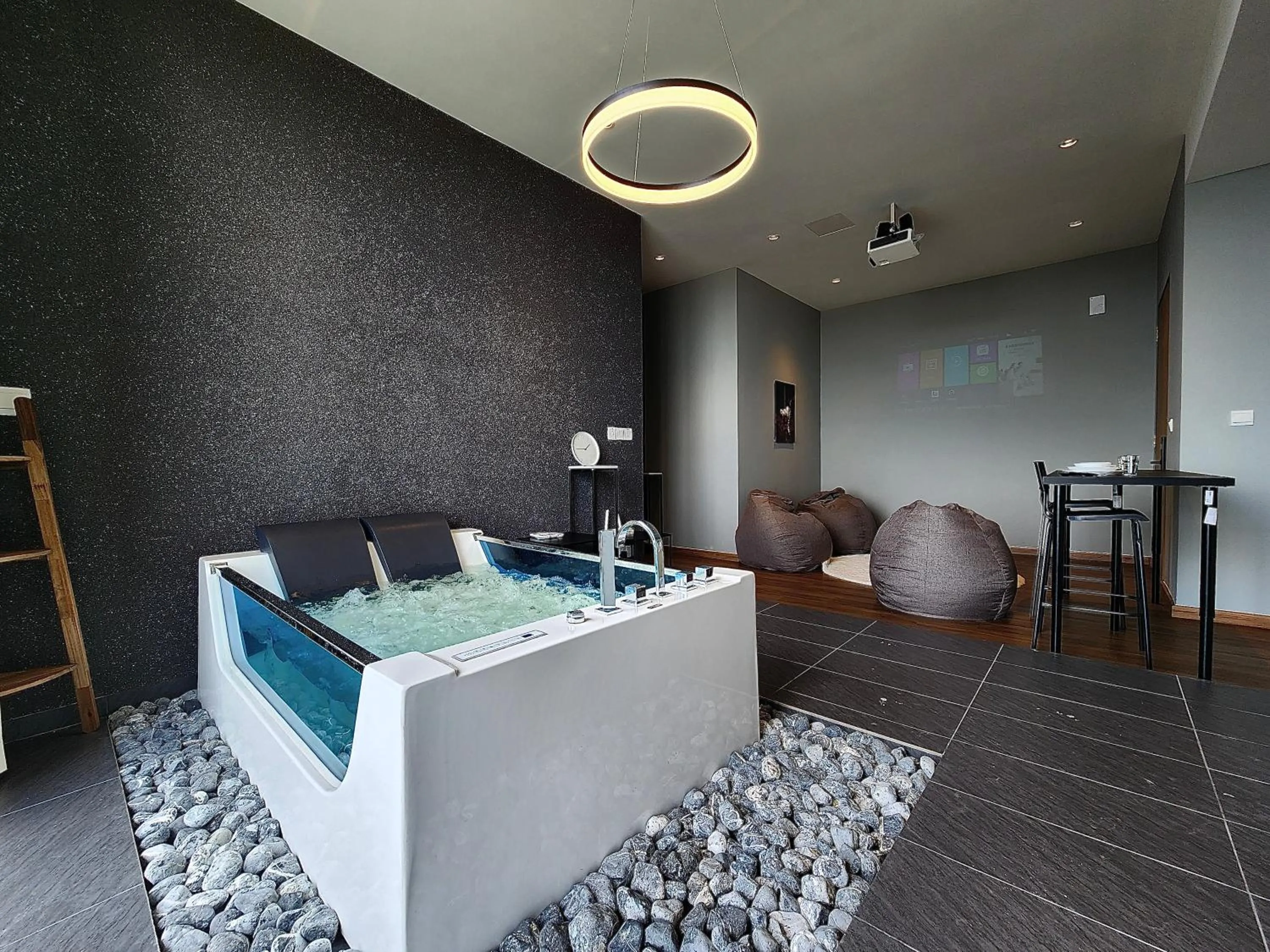 Hot Tub in D'Pristine Suites by RR JBcity