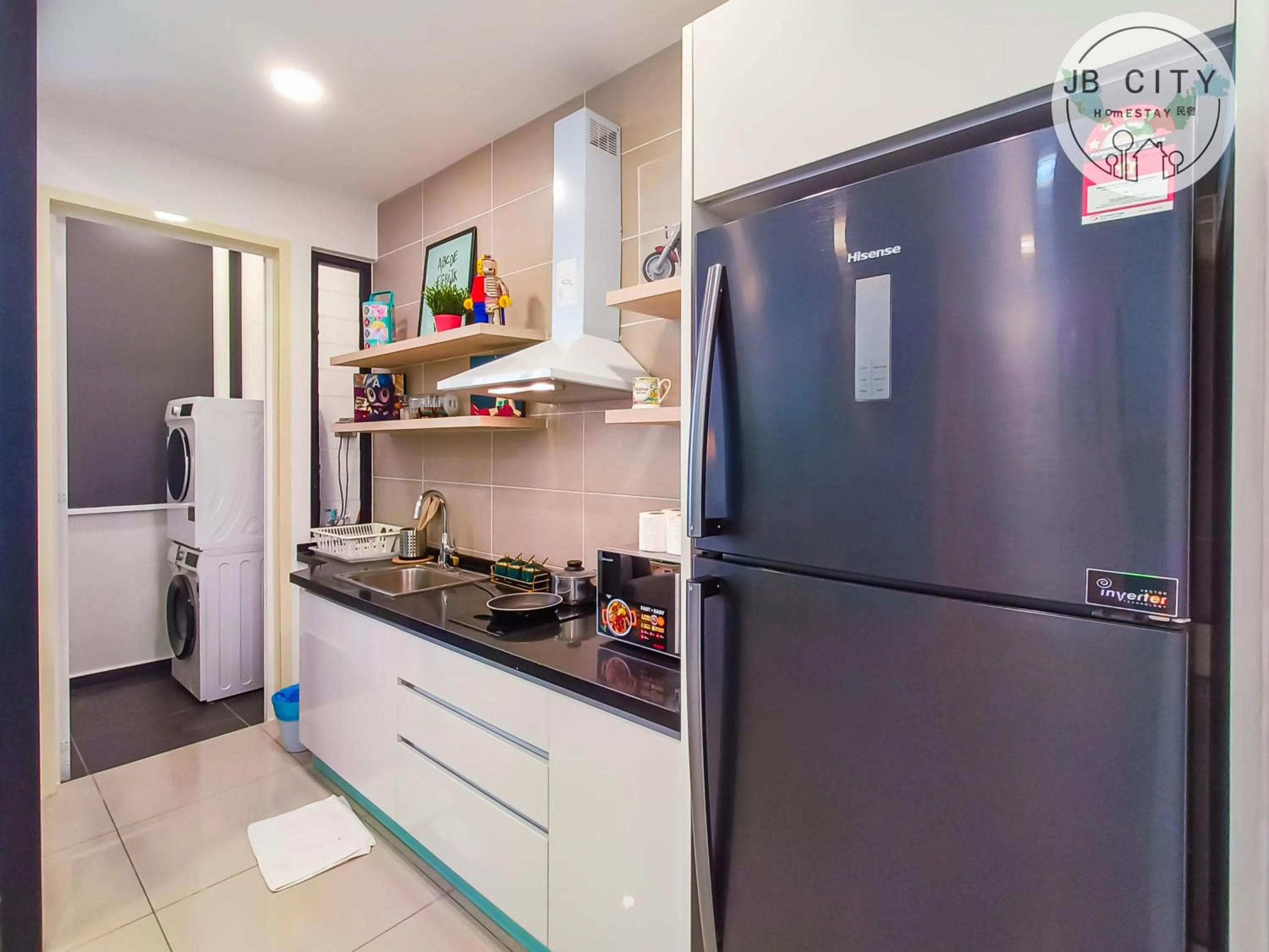 Kitchen or kitchenette in D'Pristine Suites by RR JBcity