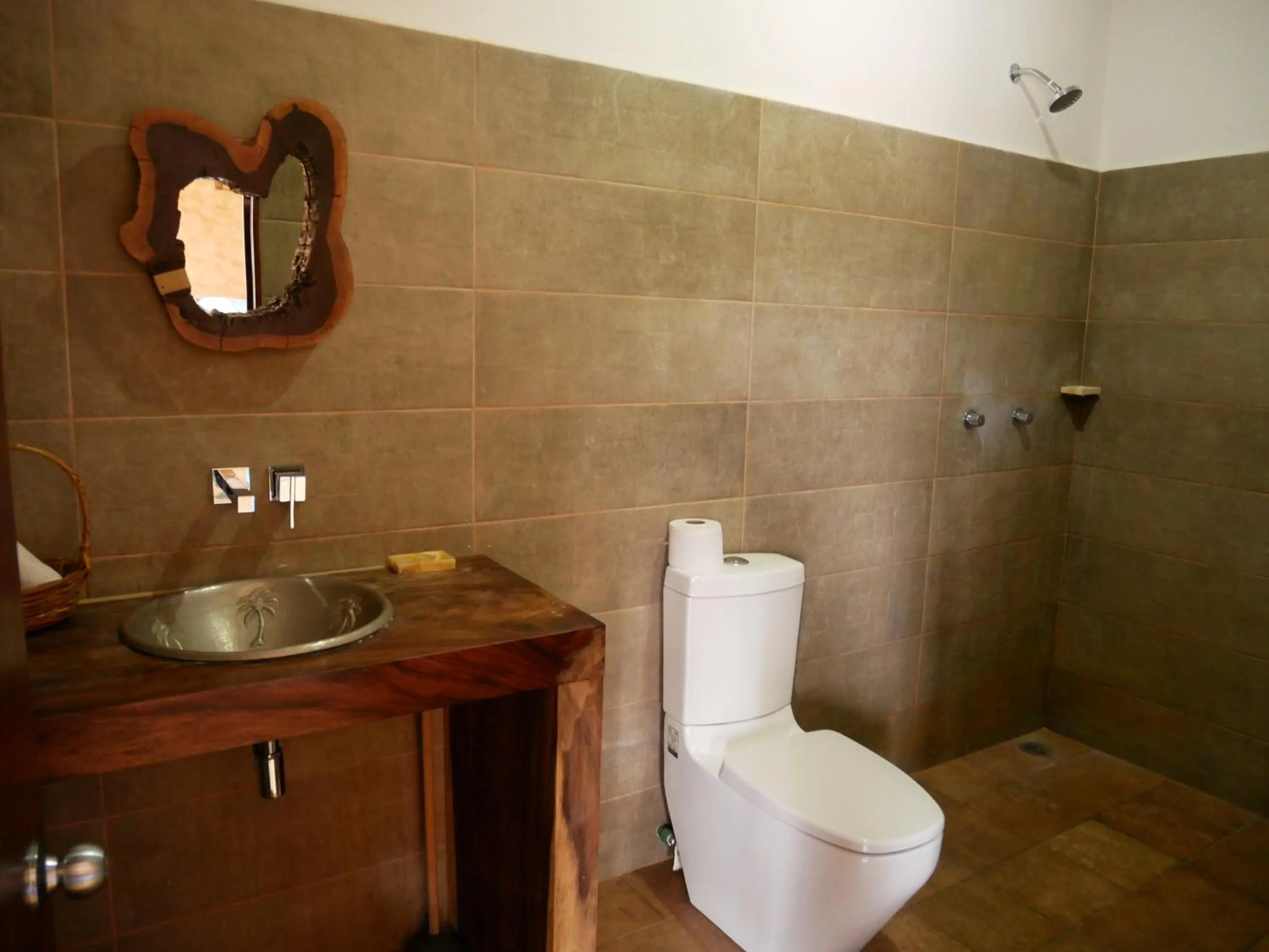 Shower in Madre Tierra Hotel & Coworking