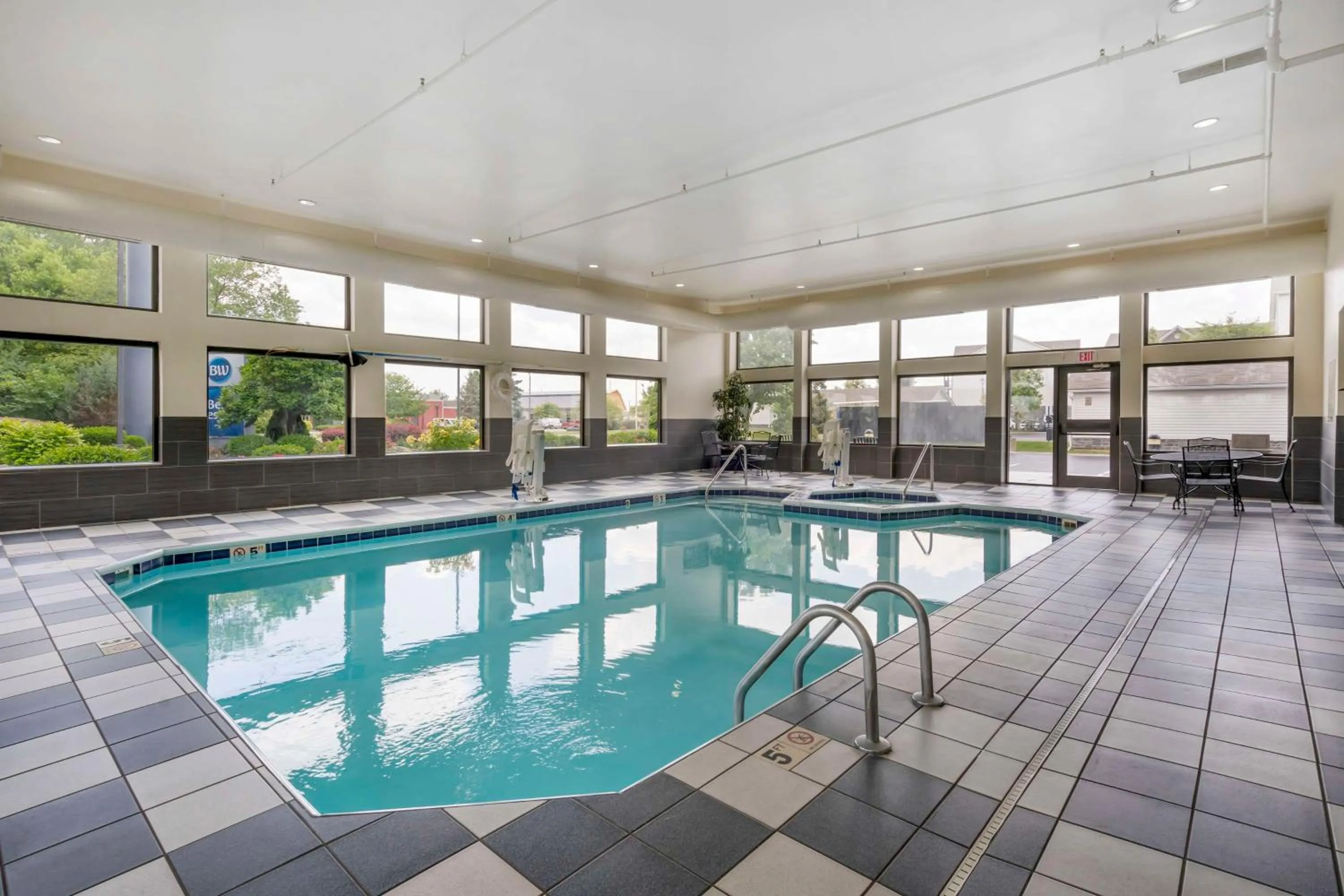 Pool view in Best Western Suites Columbus